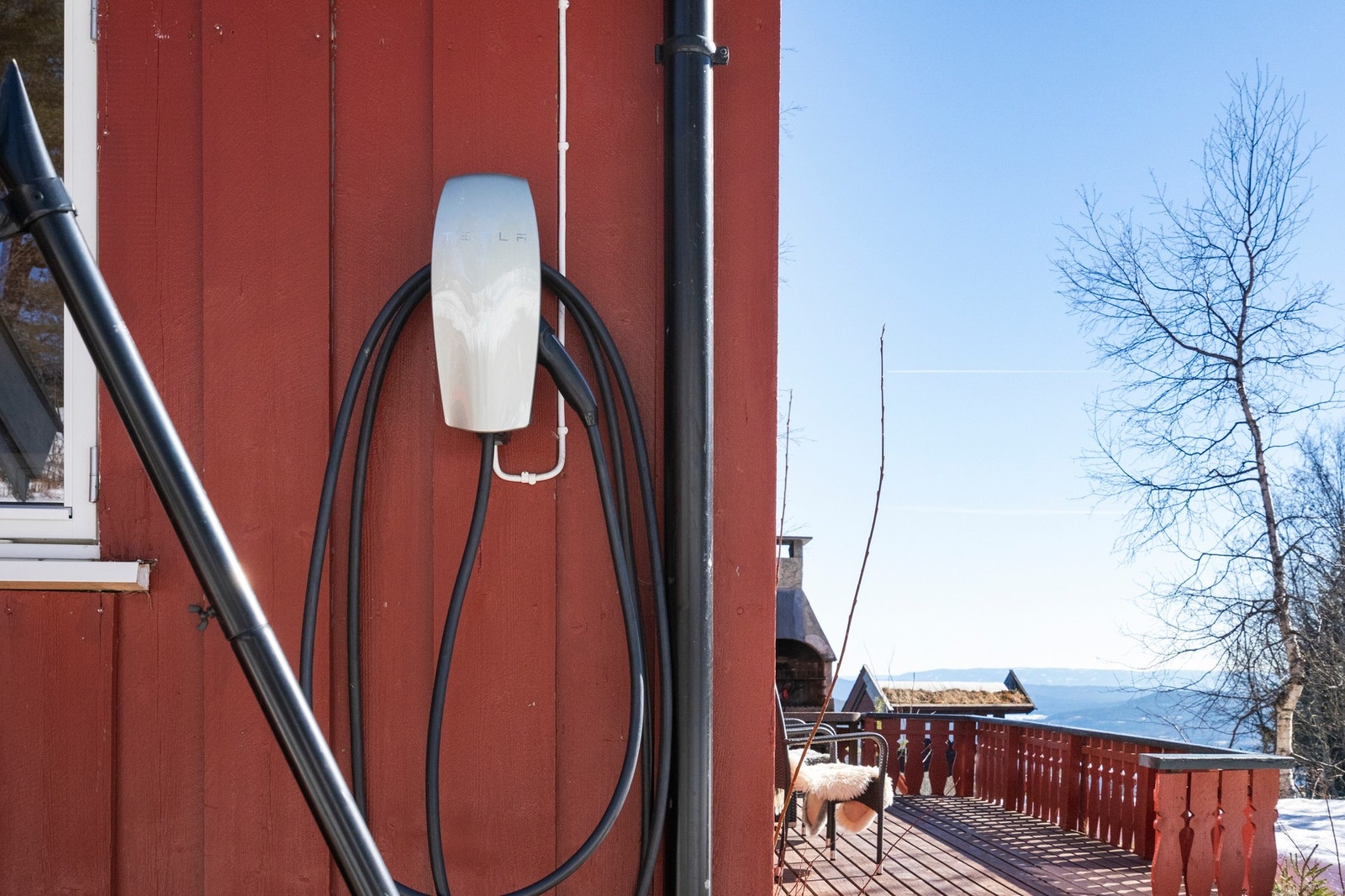 Ellbillader - kjør rett frem til hytteveggen når du er klar for å koble av og lade batteriene. Galleribilde