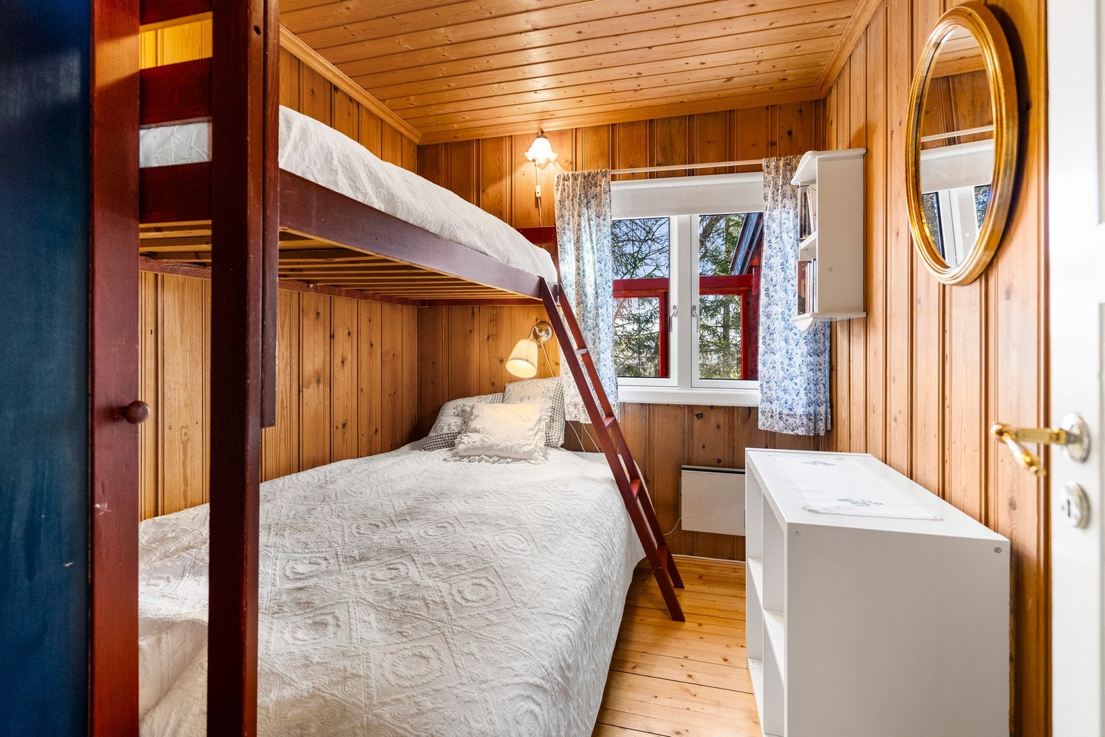 Soverom 2: køyeseng m 3 sengeplasser. Innebygd skap Galleribilde