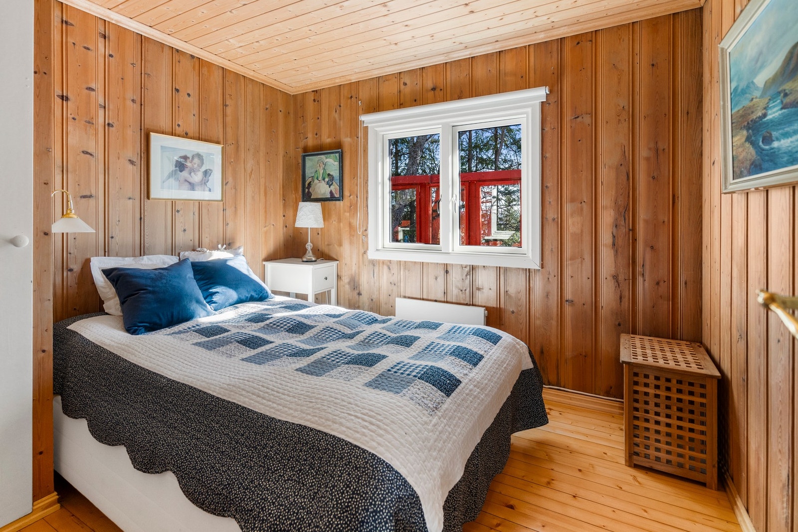 Romslig hovedsoverom med innebygd skap og plass til kommode. Galleribilde