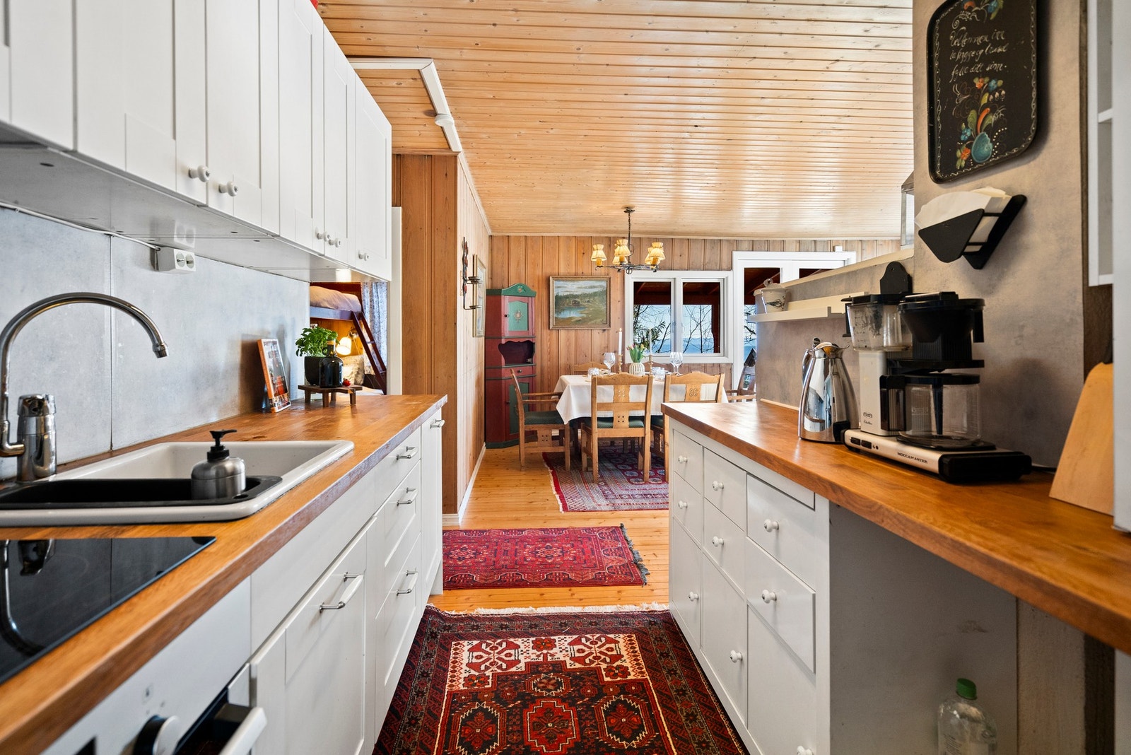 Innholdsrikt, med god oppbevaring- og benkeplass samt integrerte hvitevare Galleribilde