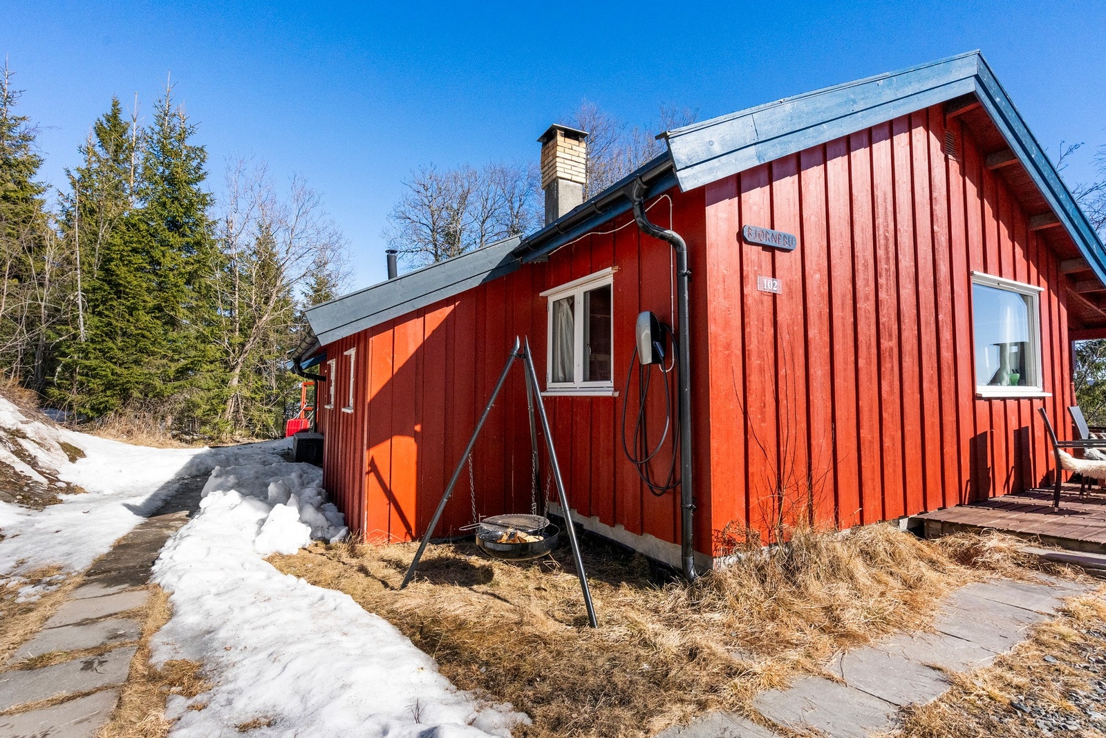 Flere hyggelige uteplasser rundt hytten Galleribilde