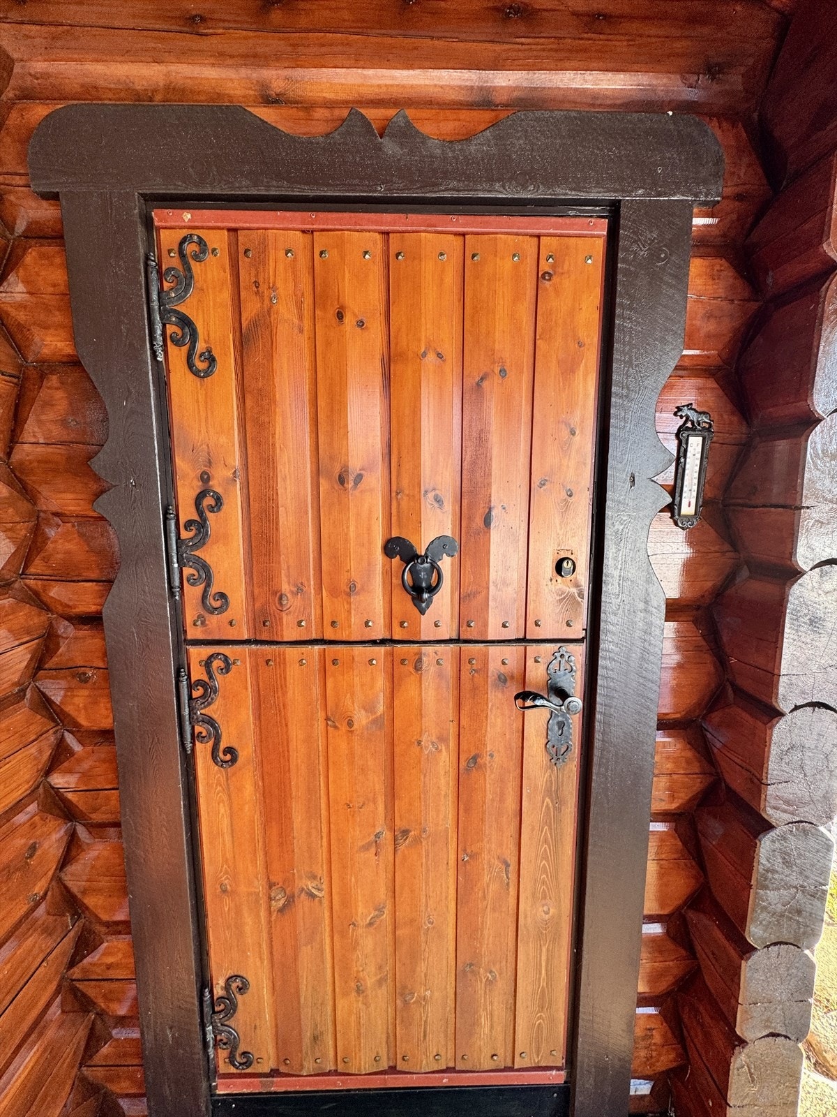 Stalldør med flotte detaljer Galleribilde