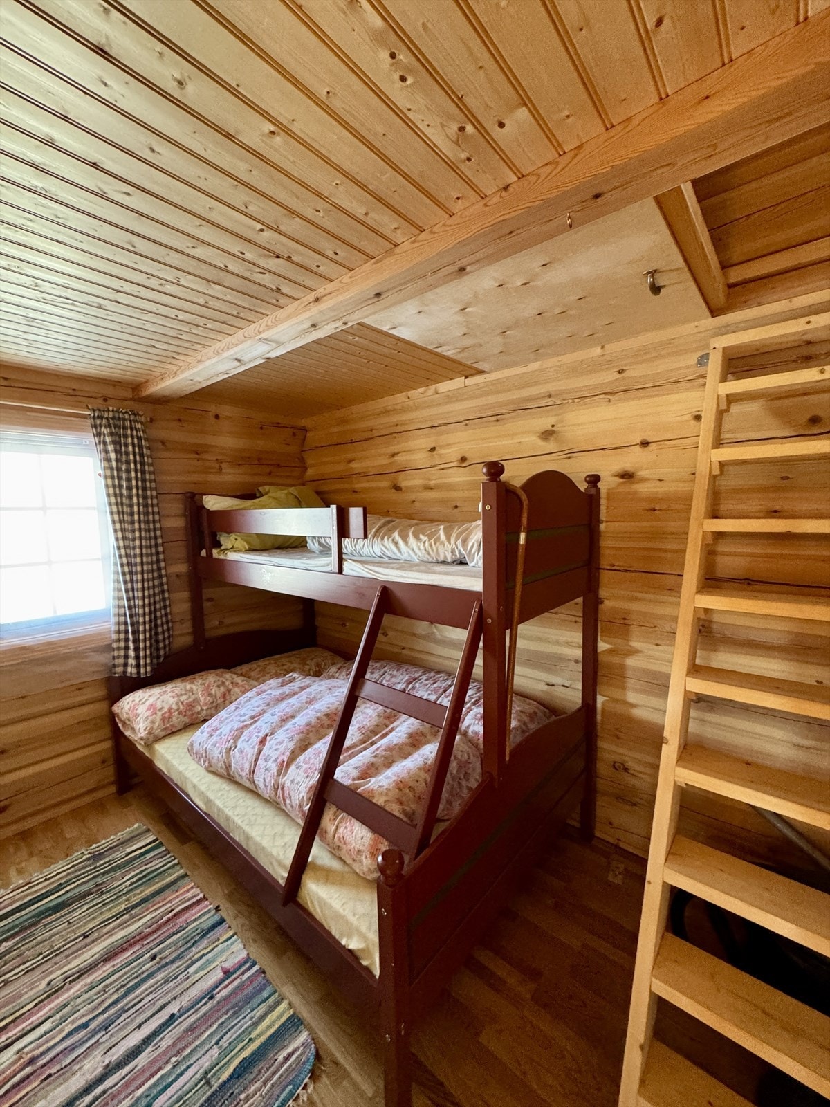 Soverom 3. Oppgang til hems Galleribilde