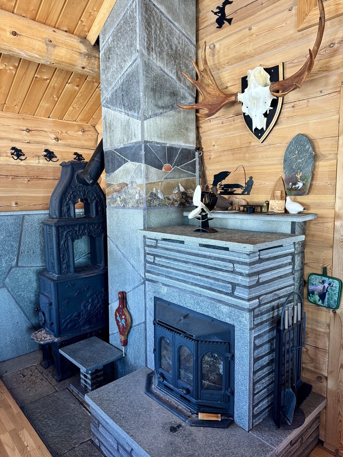 Peis og vedovn skaper god varme i tømmerkassen Galleribilde