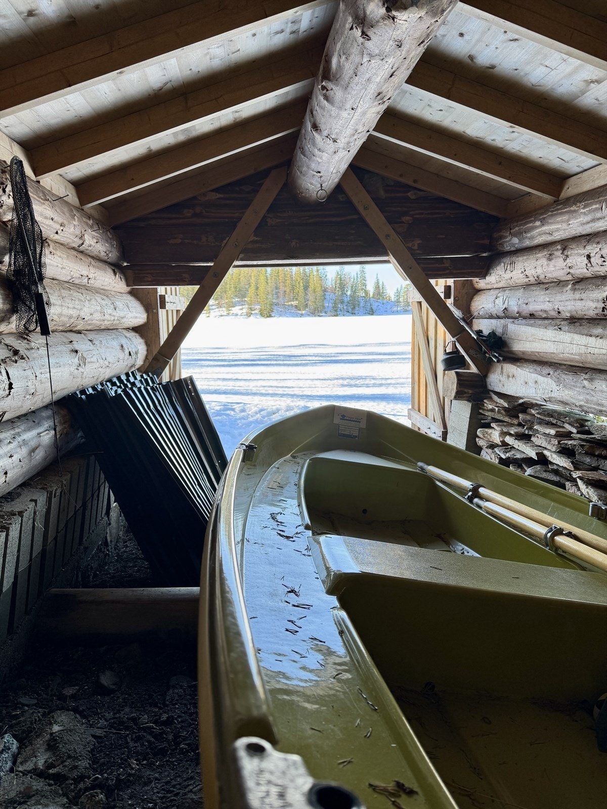 Naustet ligger ved Storkoltjønna 150 meter fra hytta Galleribilde