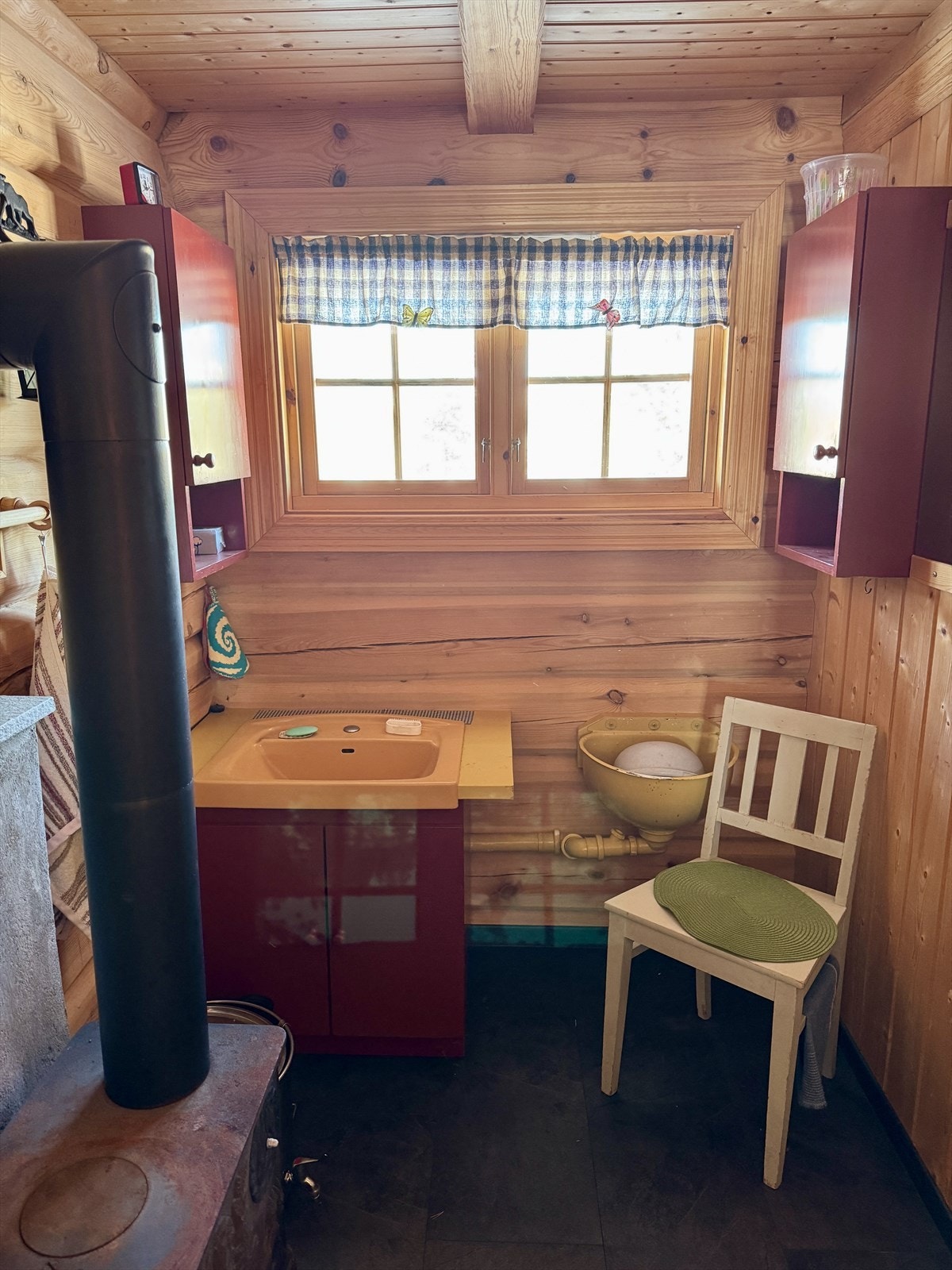 Vaskerom/tørkerom. Egen vedovn her, helt perfekt:) Galleribilde