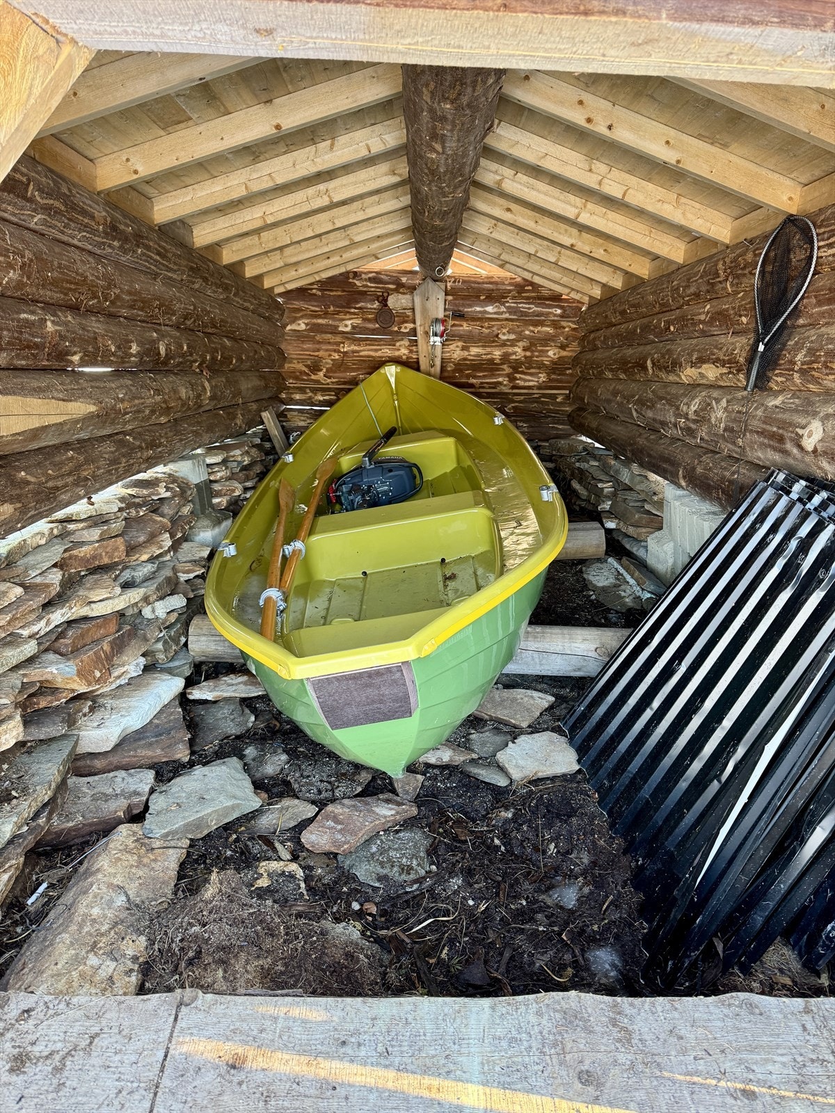 Naust med båt. Motor medfølger ikke Galleribilde