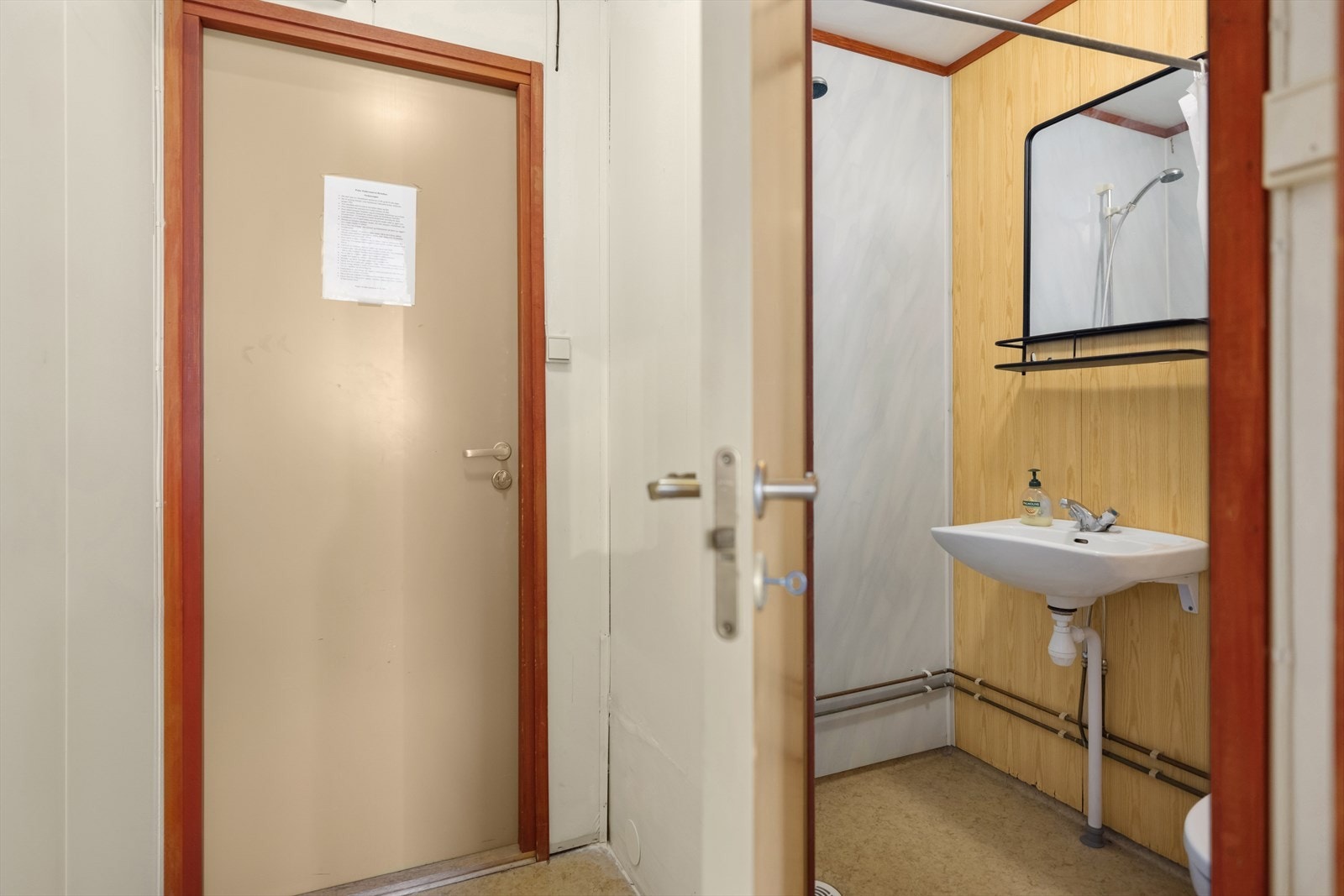 Enkelt bad i hybelen. Galleribilde