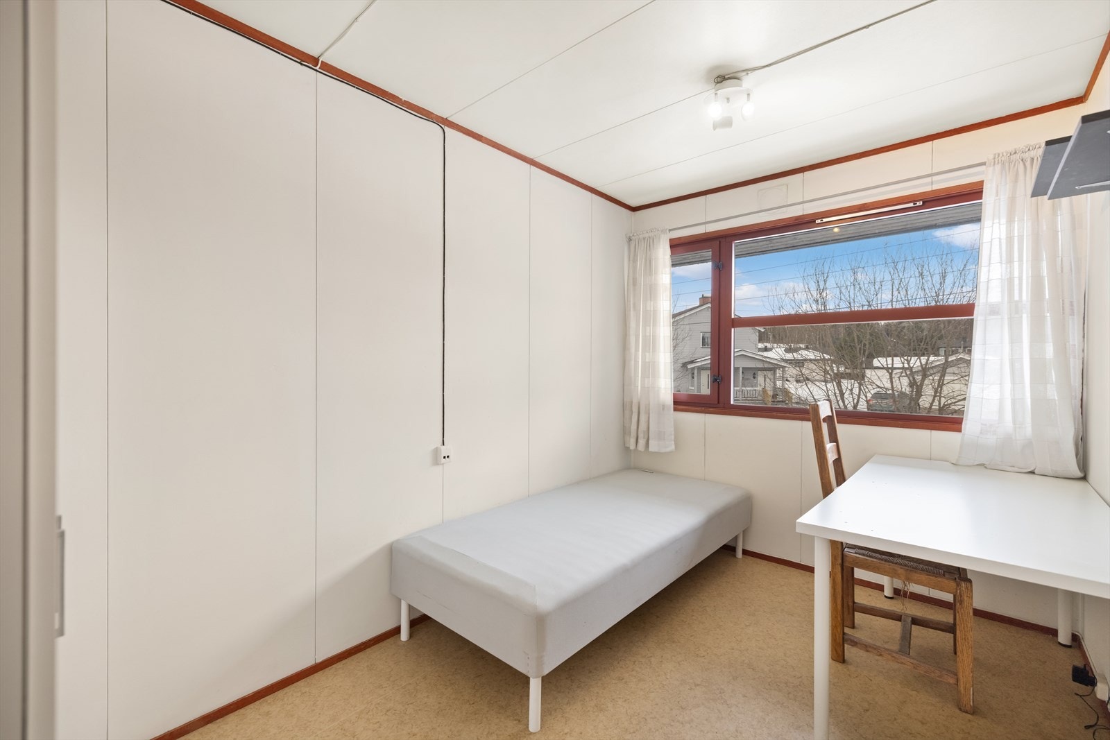 Soverom/stue med plass til seng, TV og ønsket møblement. Galleribilde