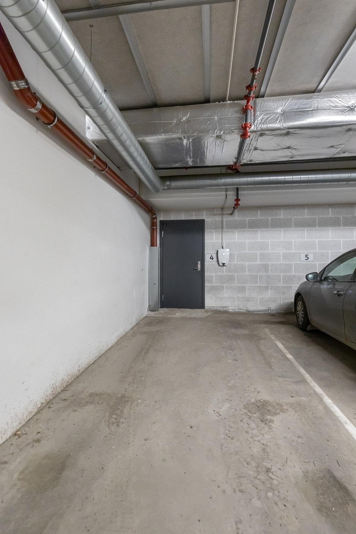 Boligen disponerer en parkeringsplass i garasjen, lett tilgjengelig med heis direkte fra leiligheten Galleribilde