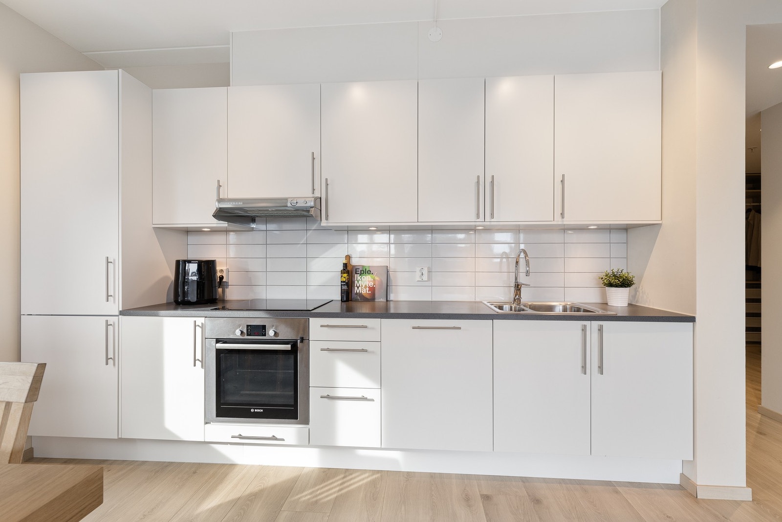 Lekkert kjøkken med "alle" nødvendige hvitevarer og god skap- og benkeplass Galleribilde