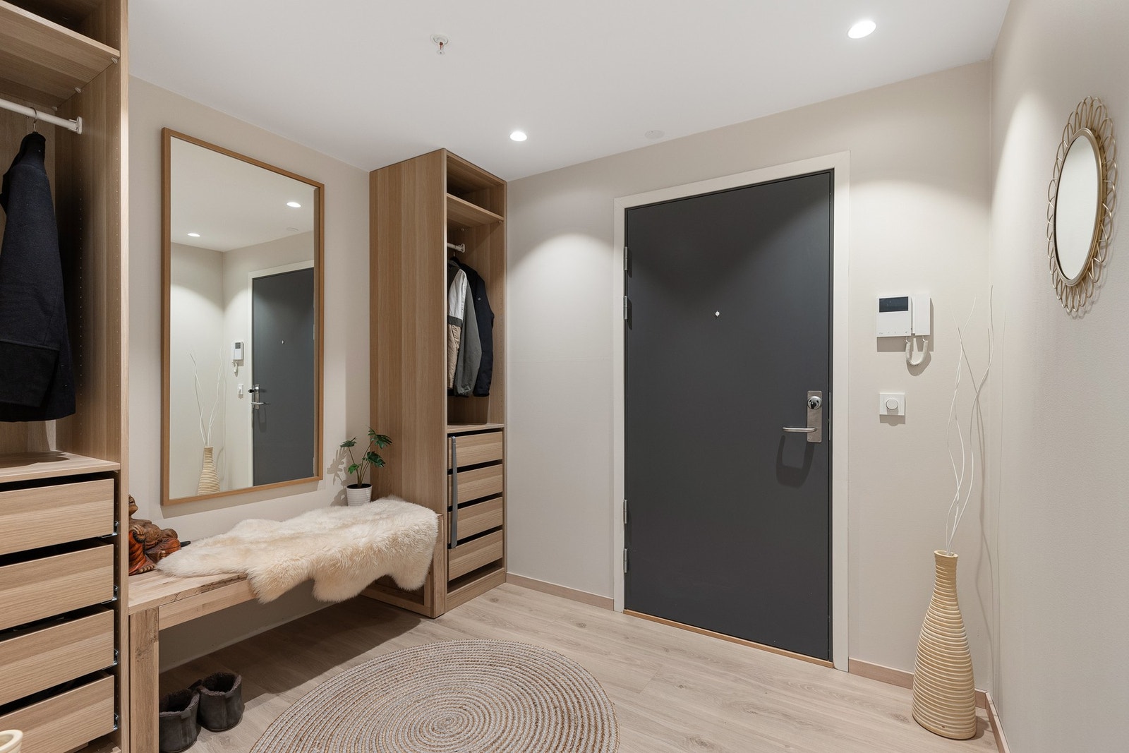 Når du kommer inn i boligen blir du møtt av en hyggelig entre som gir et meget godt førsteinntrykk av boligen Galleribilde