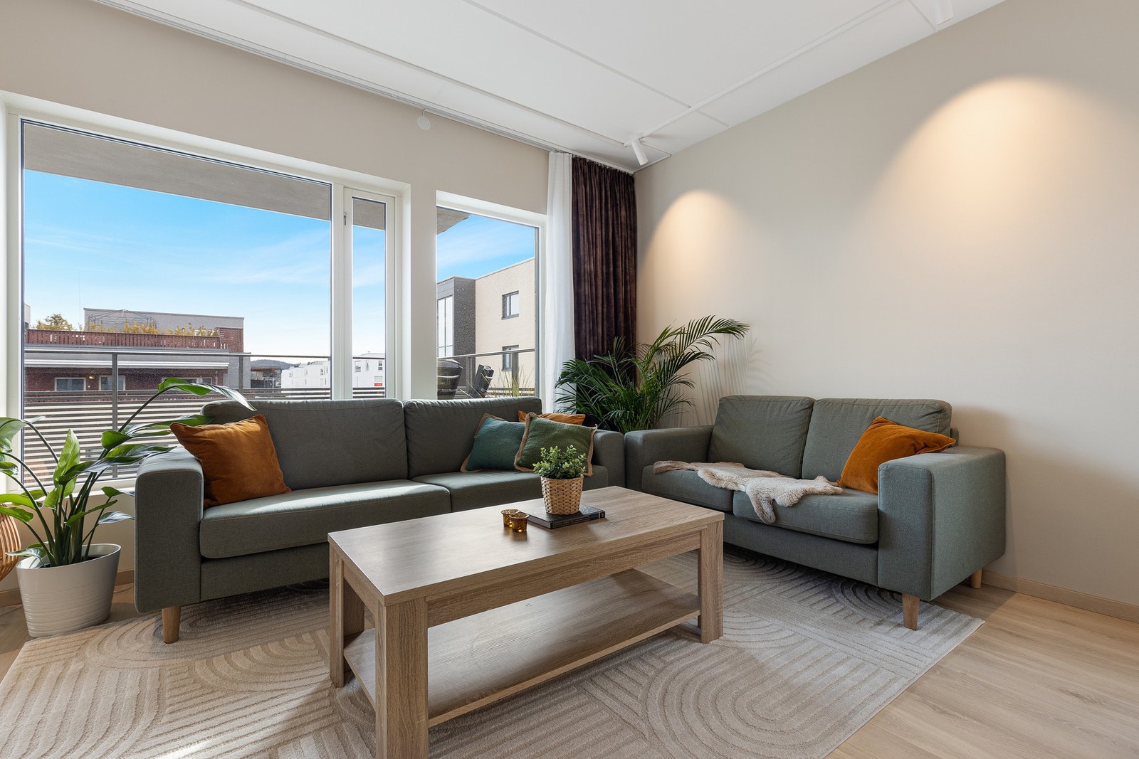 Det er rikelig med plass til sofagruppe med tilhørende stuemøblement Galleribilde