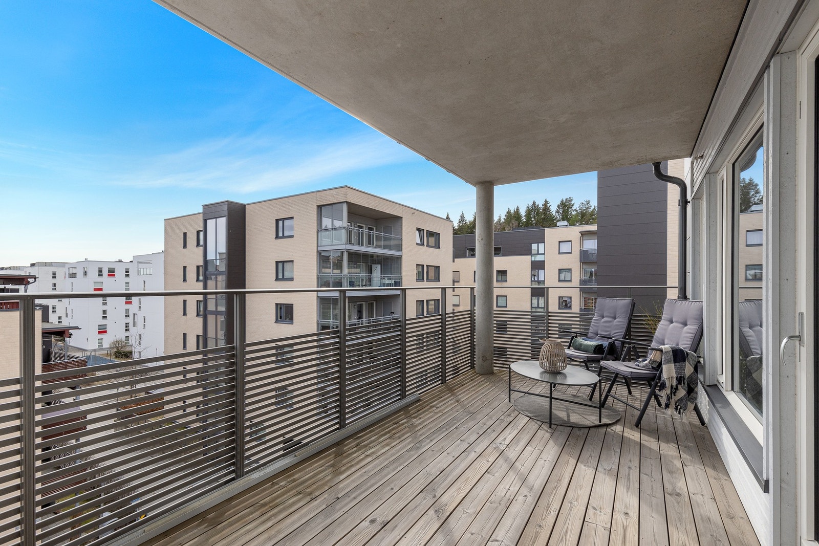 På den sjarmerende balkongen kan du nyte solfylte sommerdager Galleribilde