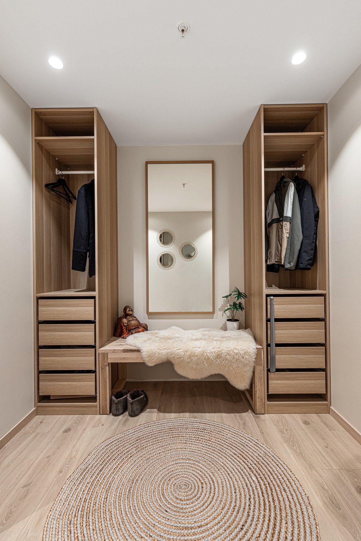 Praktisk lagringsplass for oppheng av jakker og oppbevaring av sko Galleribilde