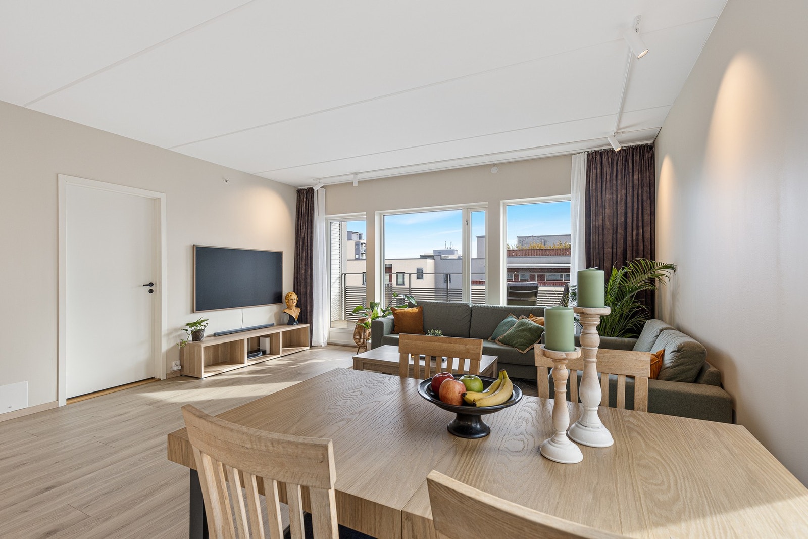 Lys og romslig stue med mulighet for møblering i flere soner, perfekt for avslapning og underholdning Galleribilde