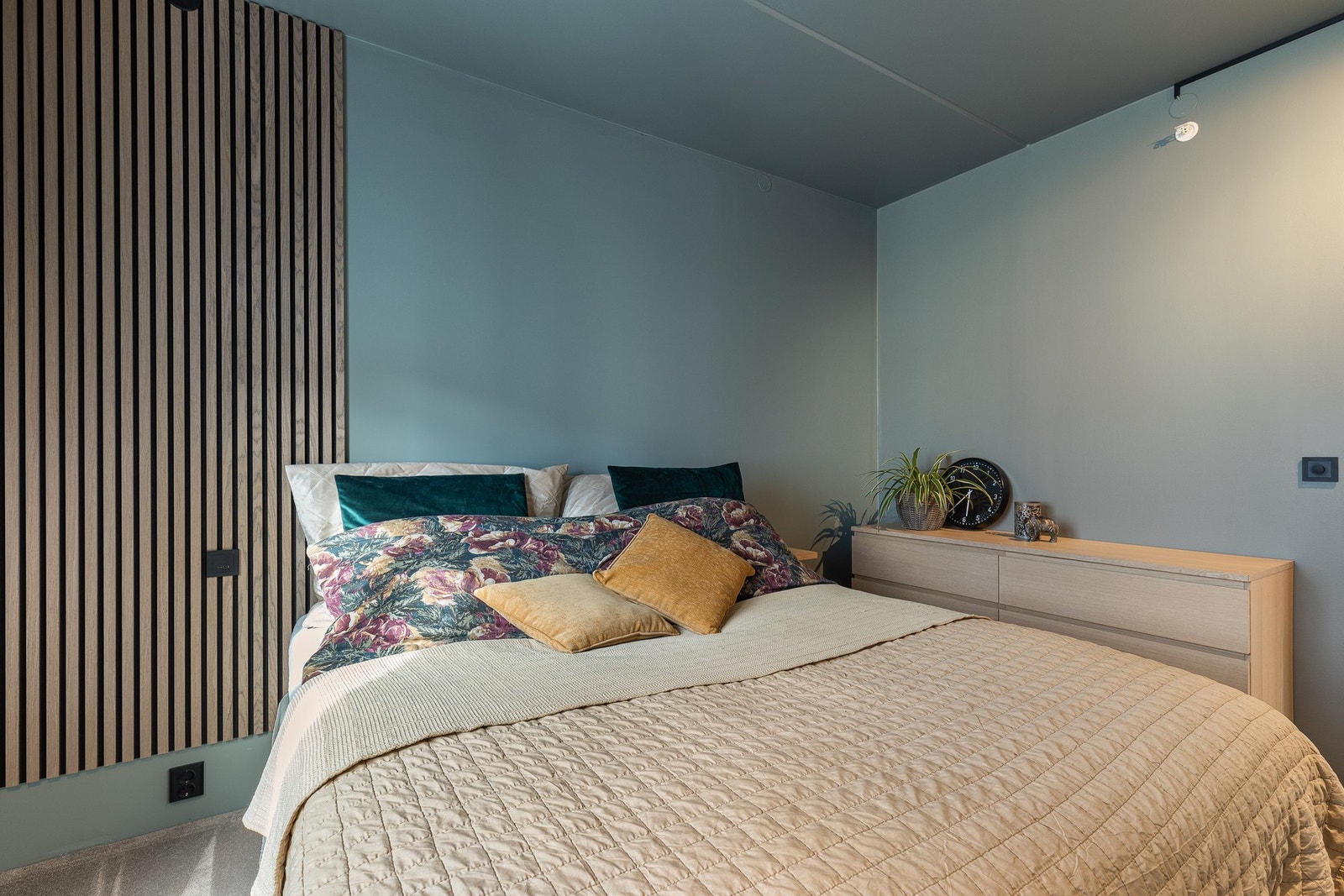 Det er god plass til å møblere med dobbeltseng med tilhørende nattbord og garderobeinnredning Galleribilde