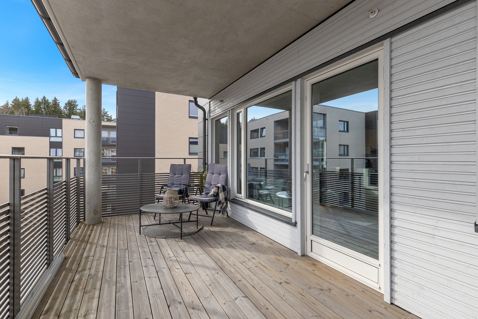 Balkongen er på hele 15m2, og har rikelig med plass til møblering av sittegruppe, grill og lounge Galleribilde