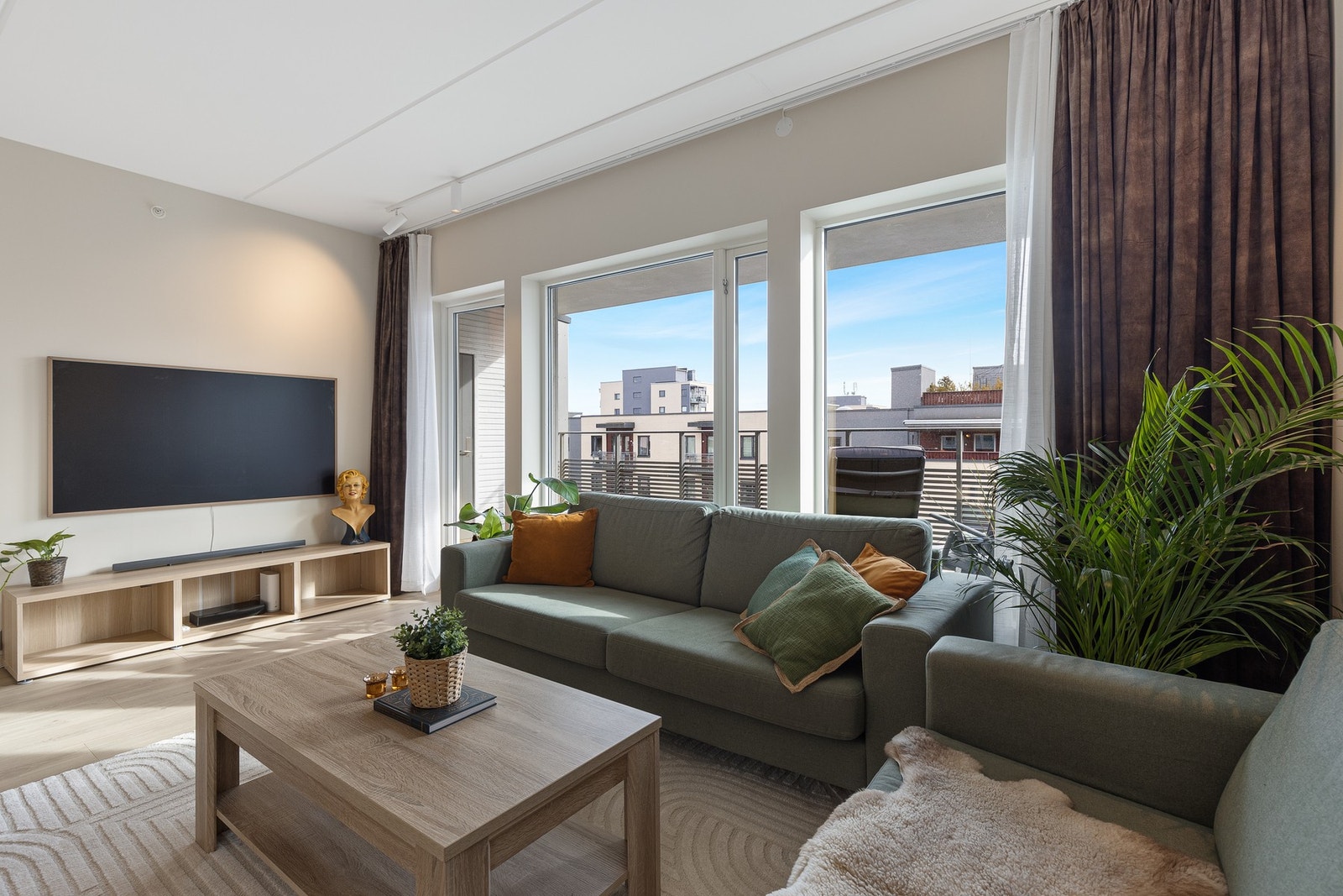 De store vinduene gir godt med lysinnslipp som skaper en åpen og luftig atmosfære Galleribilde