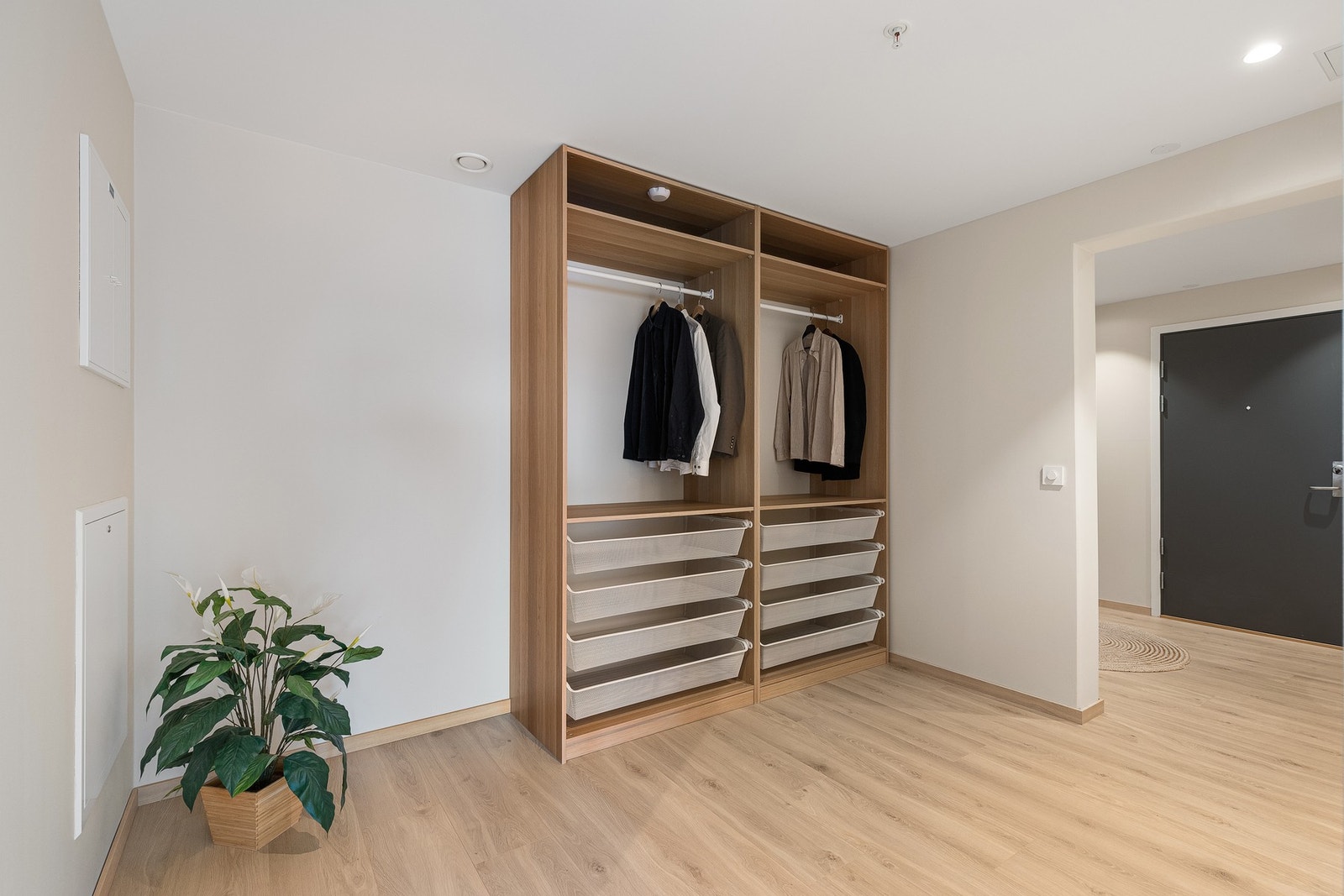 Gulvet i leiligheten er pent belagt med laminat fra 2024 Galleribilde