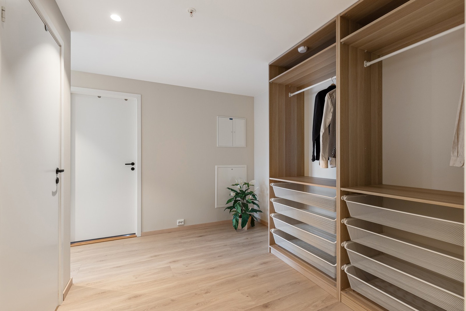 Godt med oppbevaringsplass videre inn i mellomgangen Galleribilde