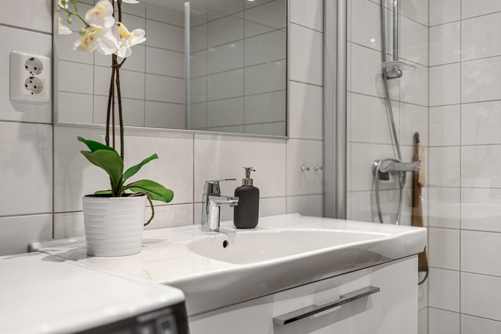 Elegant vask med speil og praktisk oppbevaringsskap Galleribilde