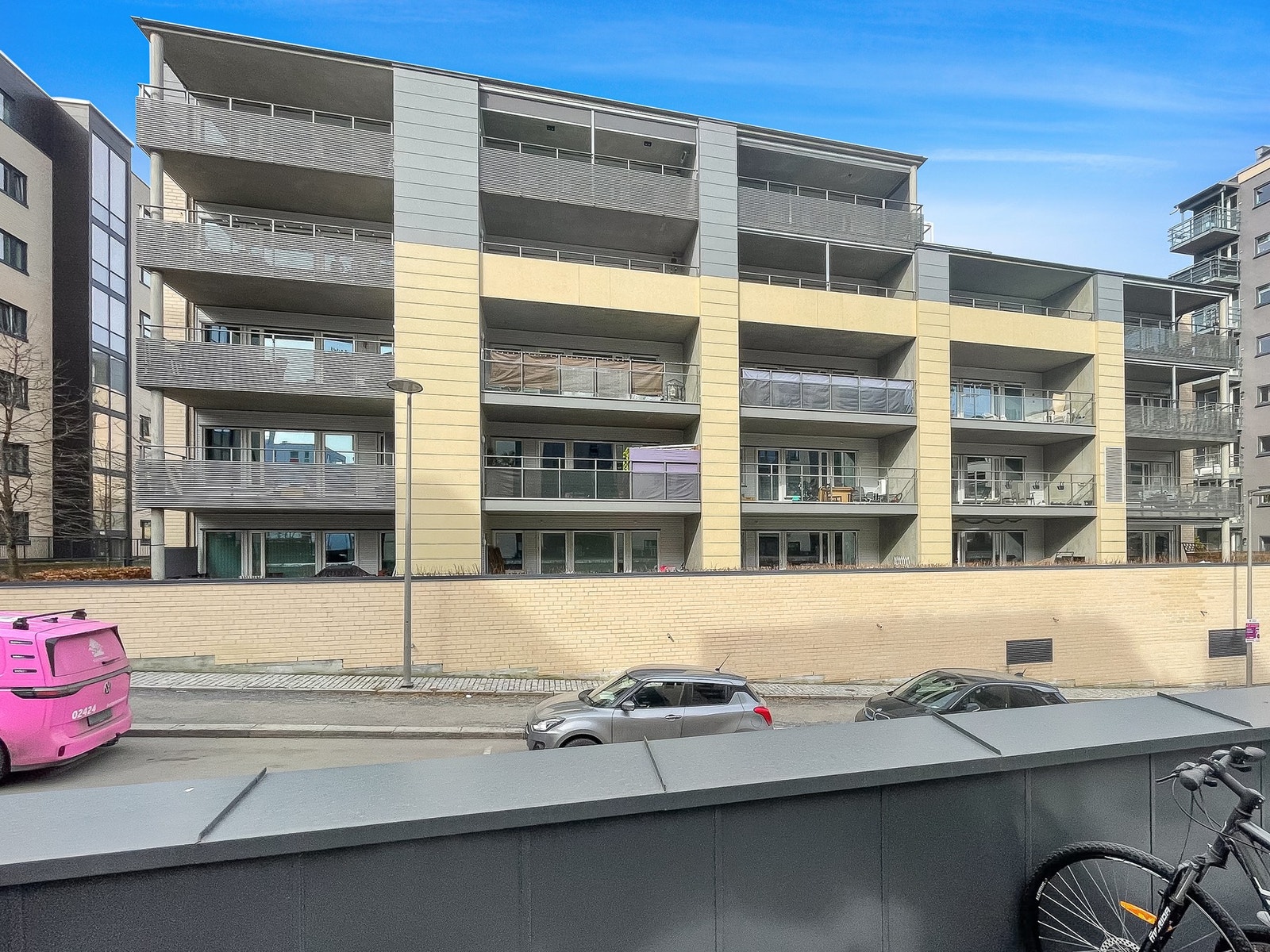 Boligen har en sentral beliggenhet i et attraktivt boligområde på Lørenskog, rett ved Triaden senter Galleribilde