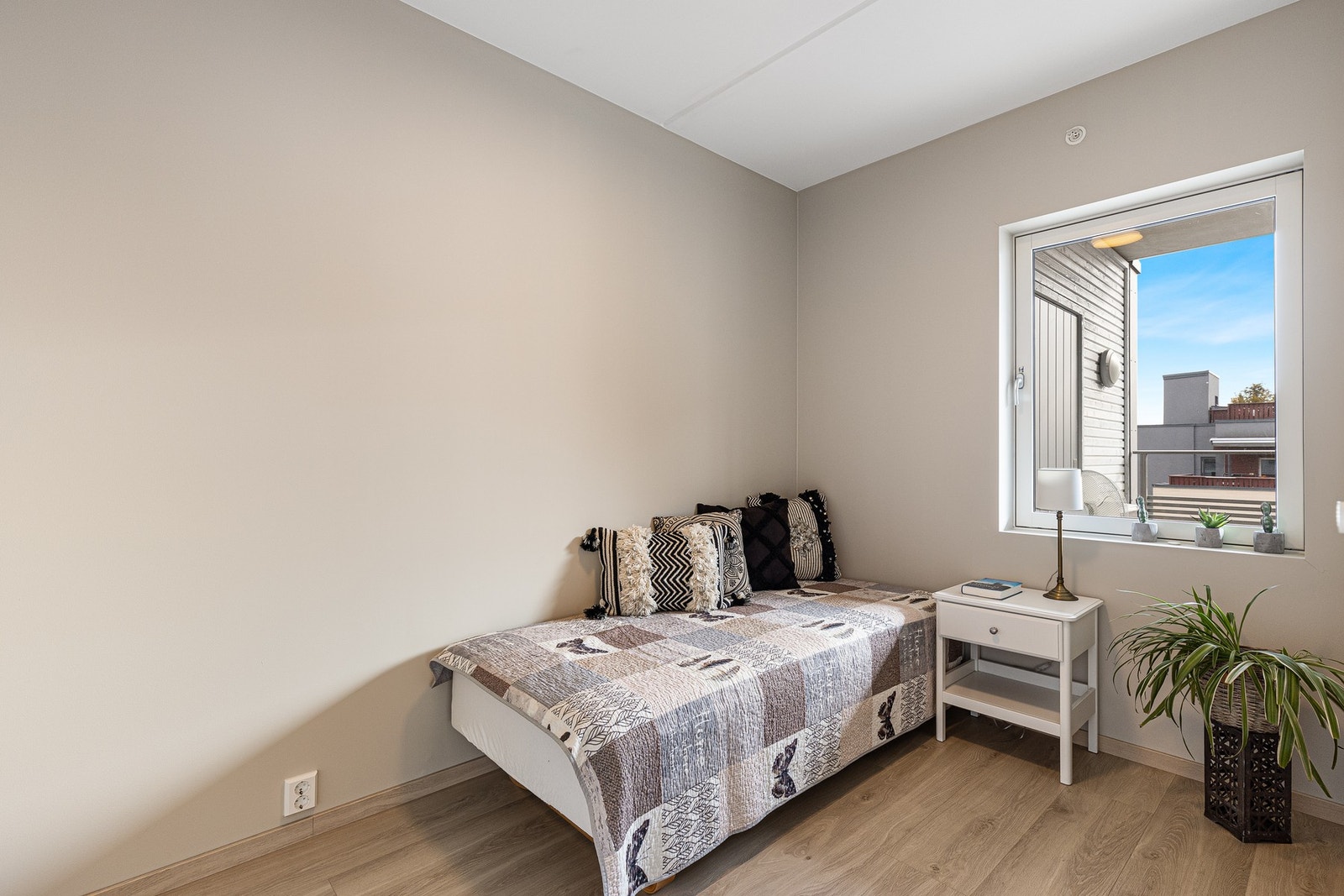 Boligens andre soverom passer perfekt som barnerom, gjesteværelse eller hjemmekontor Galleribilde