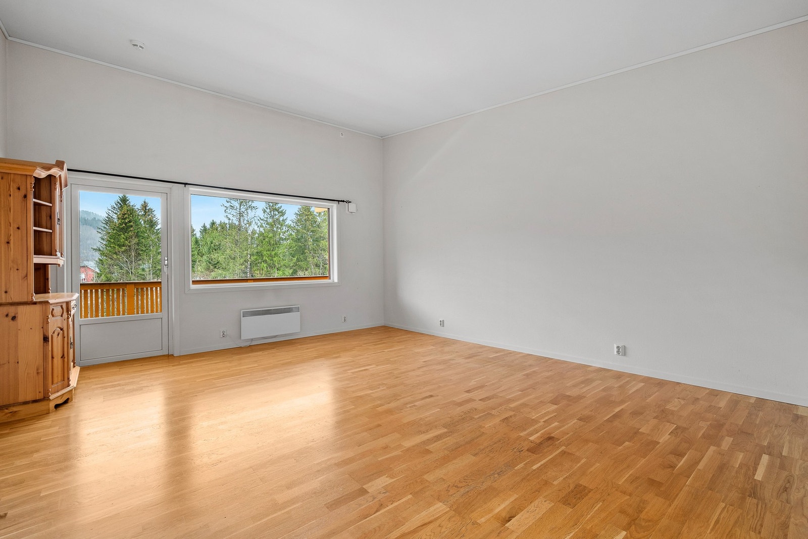Fra stuen er det utgang til overbygd balkong. Galleribilde