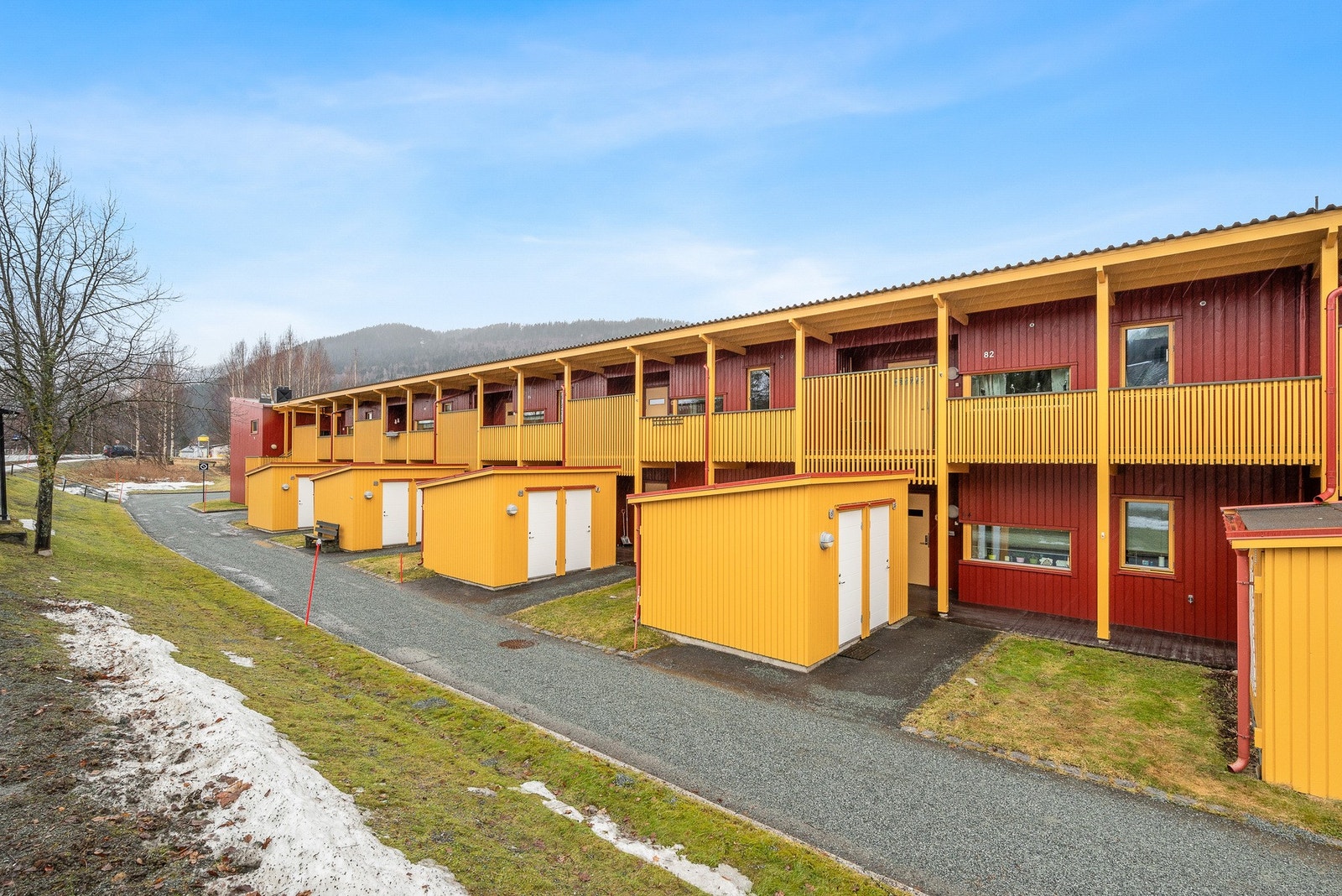 Det er parkering på borettslagets eiendom etter anvist plass. Galleribilde
