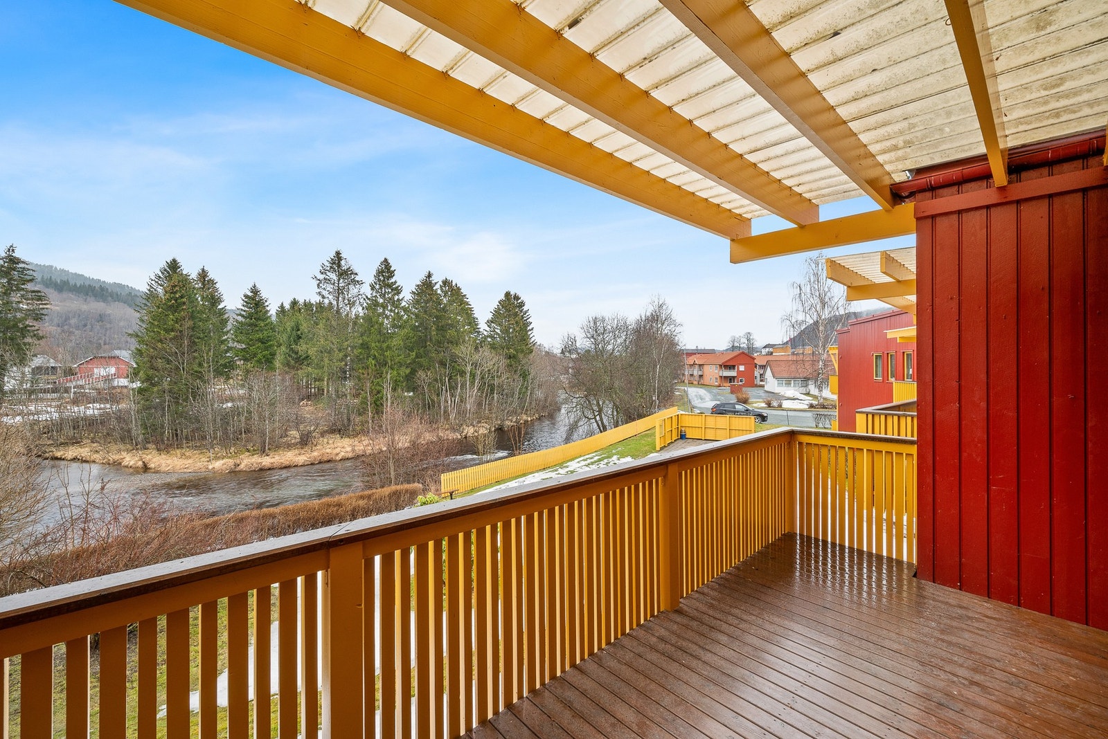 Balkongen vender ut mot lagets bakgård. Galleribilde