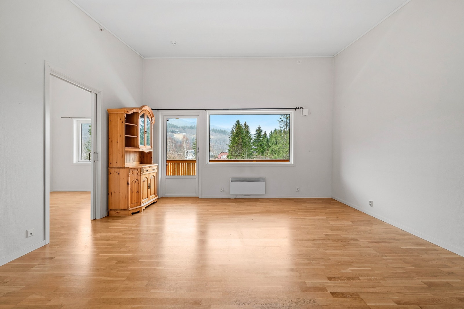 Det er gjennomgående god takhøyde i hele leiligheten. Galleribilde