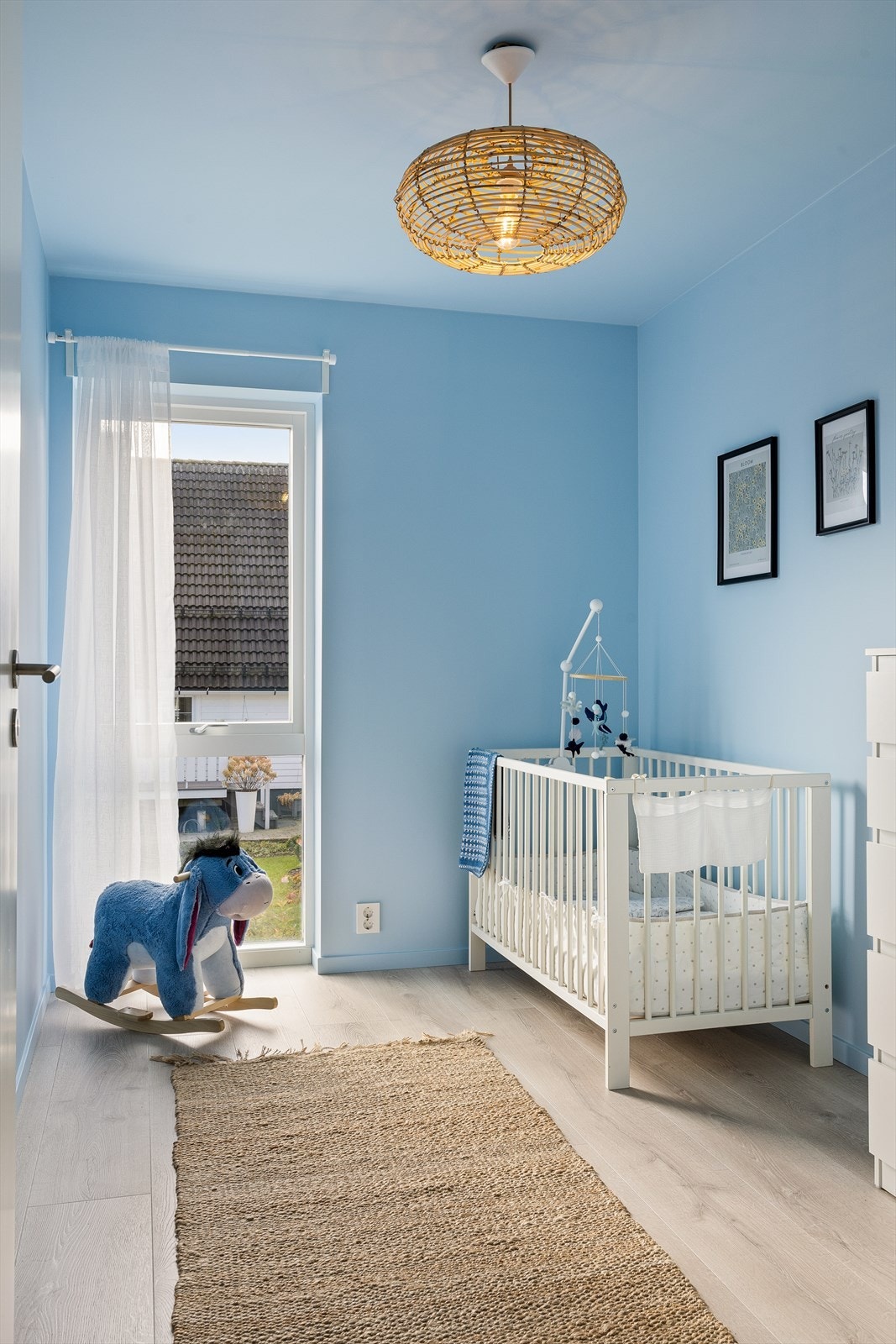 Det er plass til seng, skrivebord og oppbevaring, slik at rommet enkelt kan tilpasses barnets behov. Galleribilde