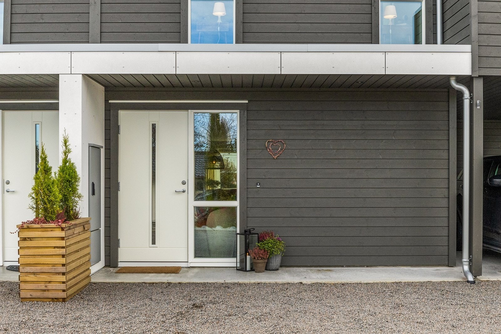 Velkommen inn i denne flotte boligen! Her møtes du av en innbydende og lys entré som gir et godt førsteinntrykk. Dette er et hjem som innbyr til trivsel fra første steg inn døren. Galleribilde