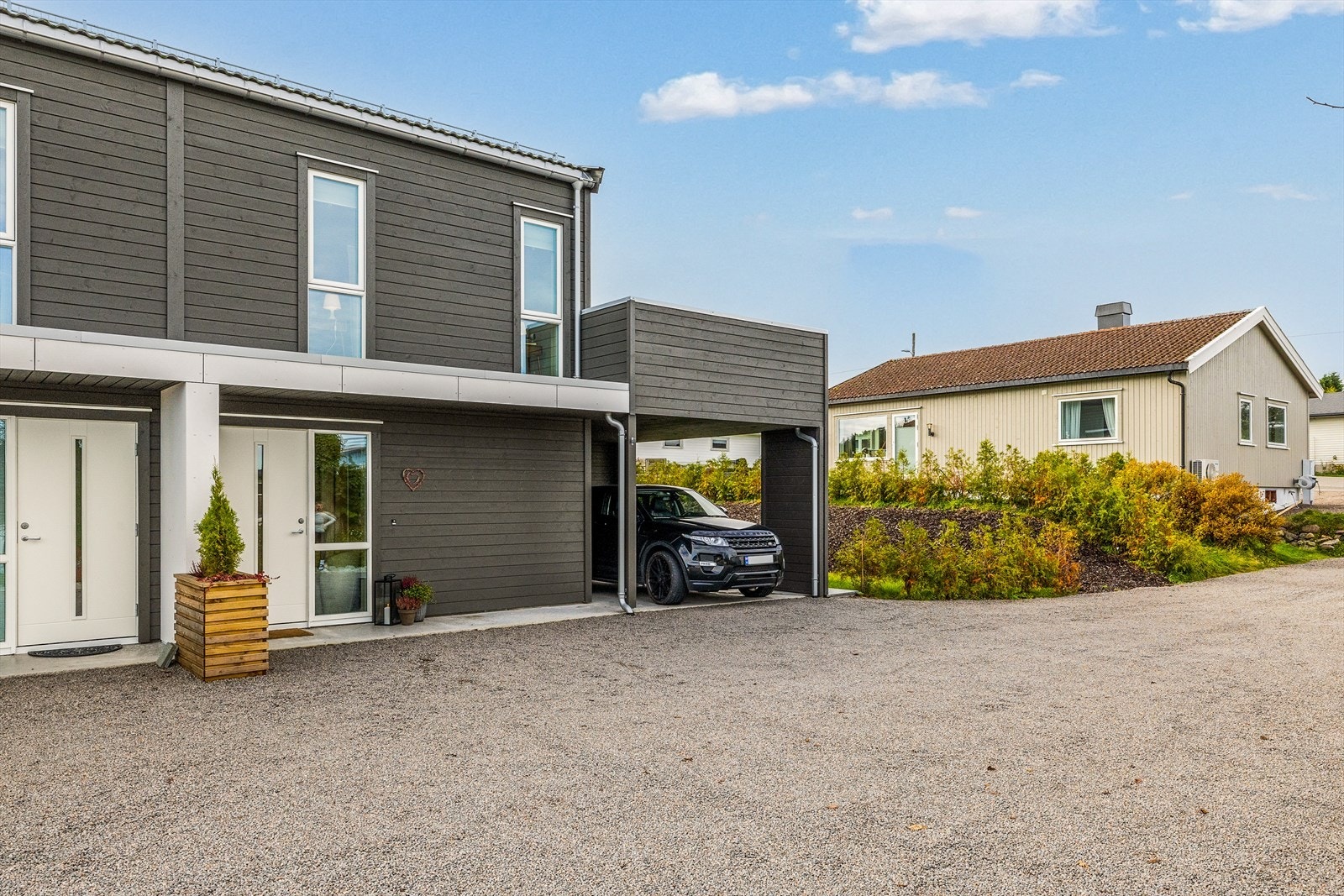 Boligen fremstår som svært tiltalende med moderne fargevalg, store vindusflater som gir rikelig med naturlig lys, og en praktisk planløsning som passer for både små og store familier. Galleribilde