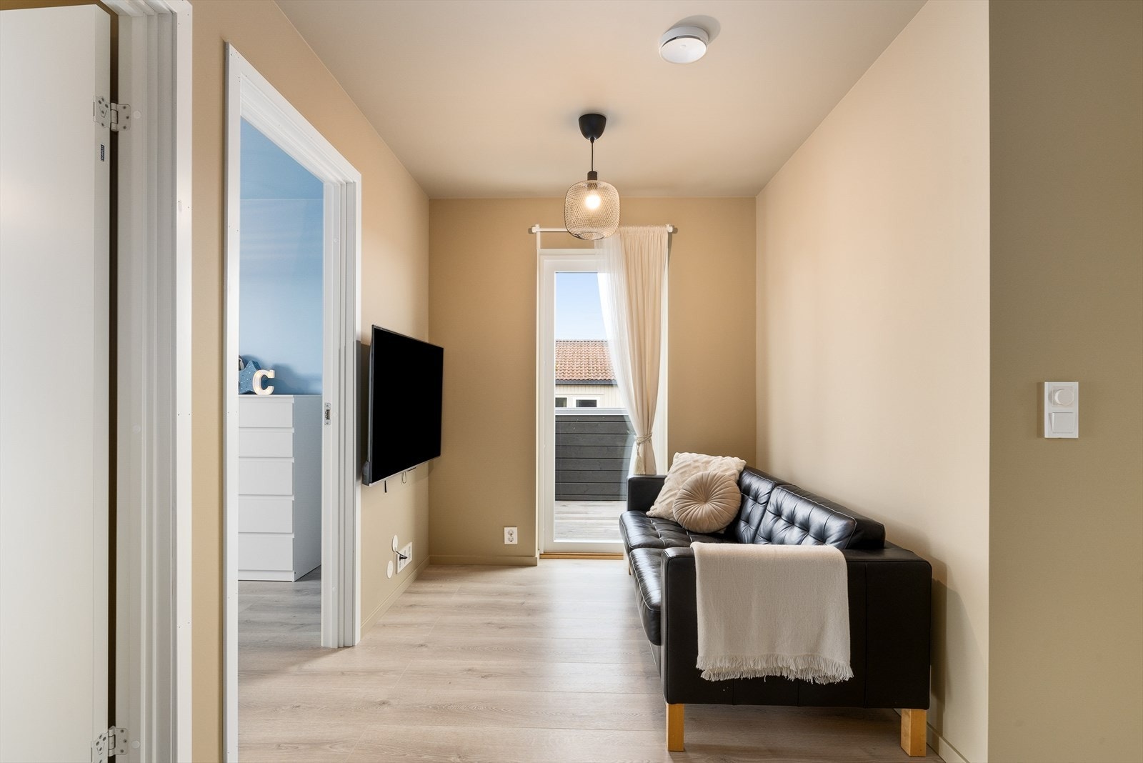 Med direkte utgang til en solrik terrasse får du en herlig kombinasjon av inne- og uterom, der du kan nyte solrike dager eller trekke frisk luft mellom episoder. Galleribilde