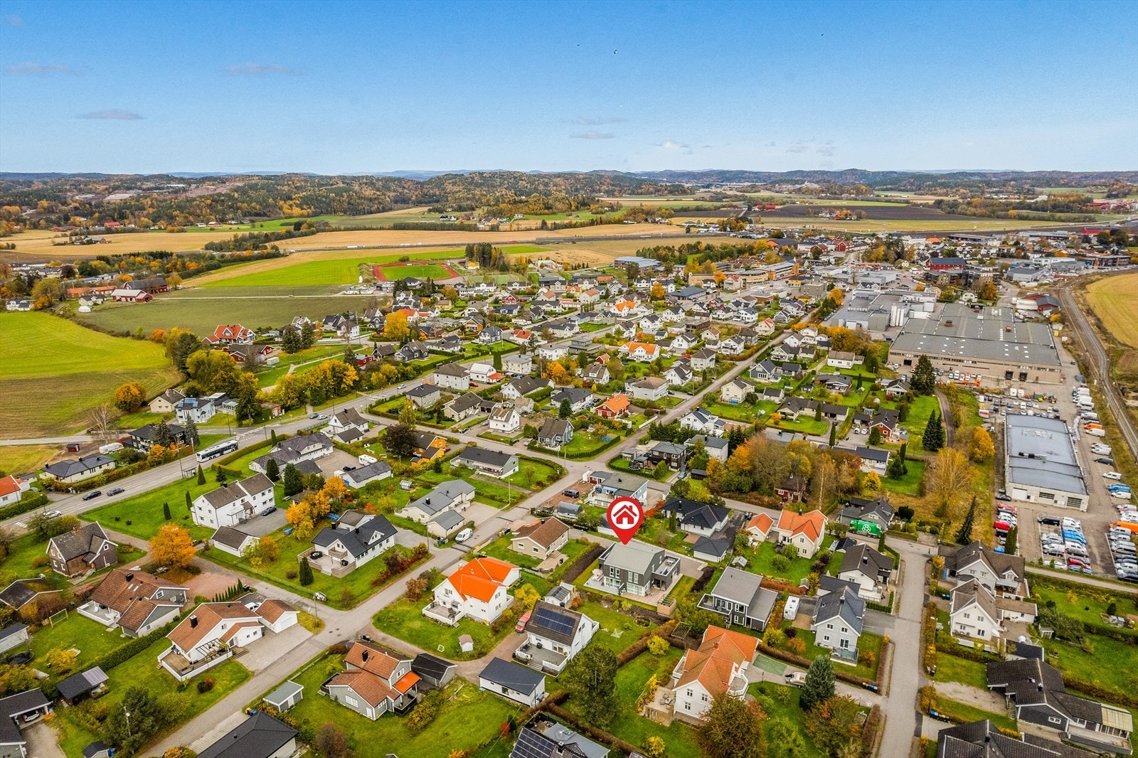 Attraktiv beliggenhet, godt skjermet og usjenert i et barnevennlig og lite trafikkert boligområde. Det tar ca. 10 minutter å kjøre til Tønsberg sentrum med alt av bymessige fasiliteter. Galleribilde