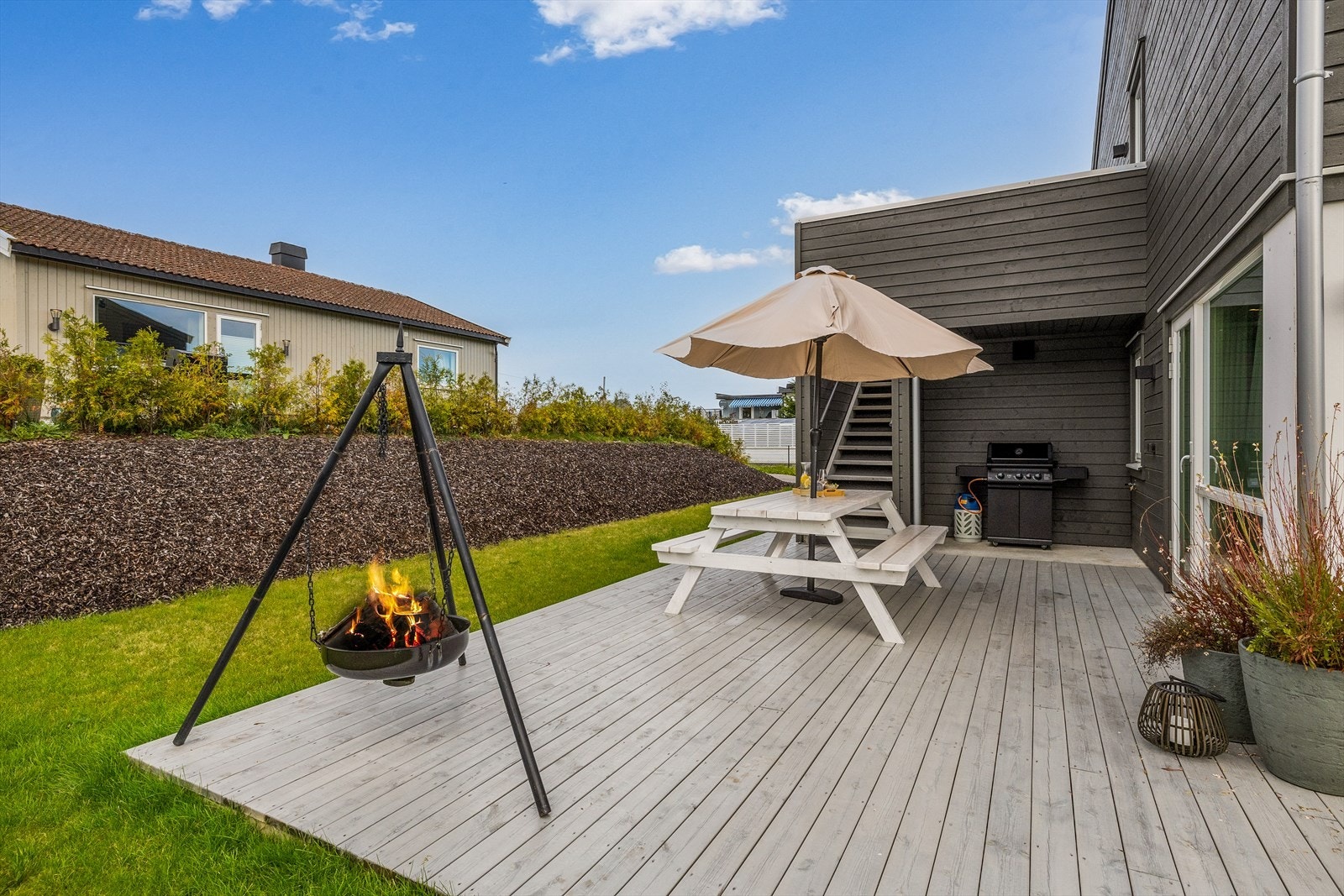 Terrassen utgjør en naturlig forlengelse av stuen og skaper et herlig samspill mellom inne- og uterom. Galleribilde