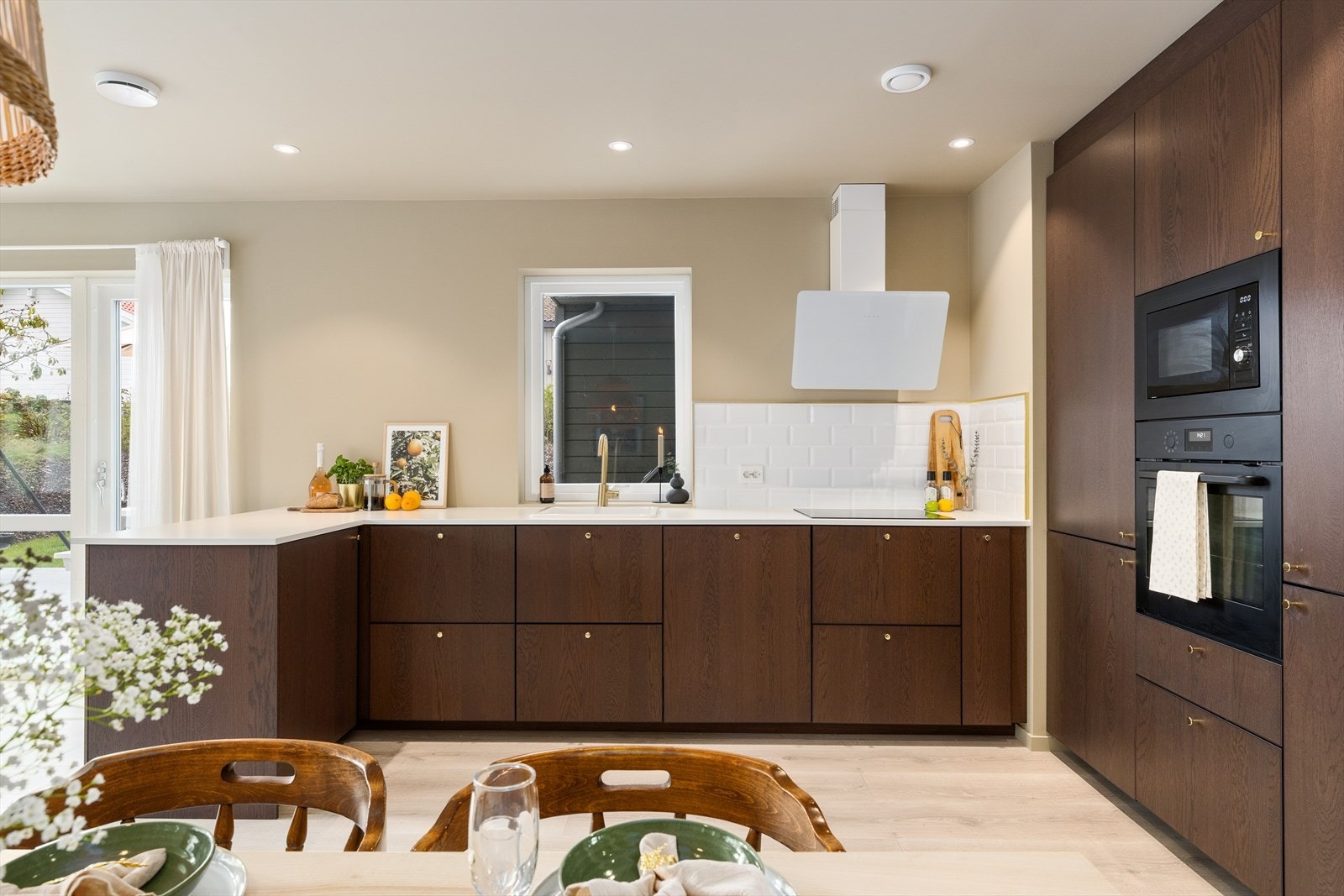 Kjøkkenet er gjennomført og praktfullt, med rikelig skap- og benkeplass som gir gode arbeidsforhold for matlaging. Galleribilde