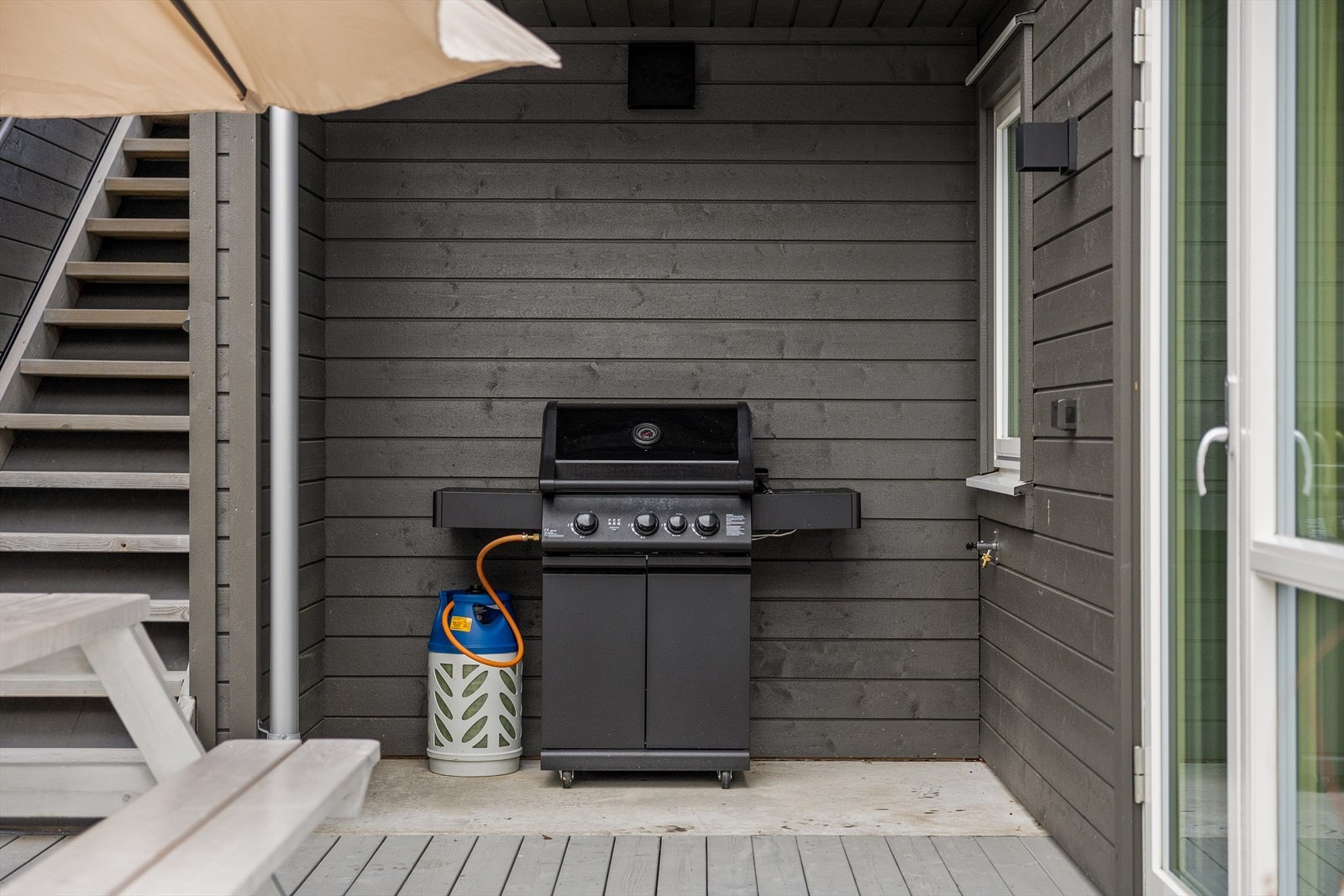 Her kan man virkelig glede seg over å samle venner og familie til hyggelige sammenkomster, enten det er til en avslappende grillkveld på terrassen eller en koselig middag innendørs. Galleribilde