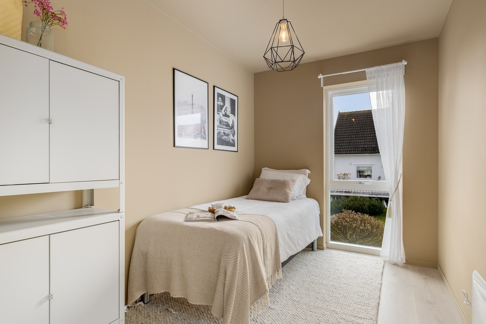 Boligen har tre pene soverom, alle innredet med tanke på komfort og funksjonalitet. Galleribilde