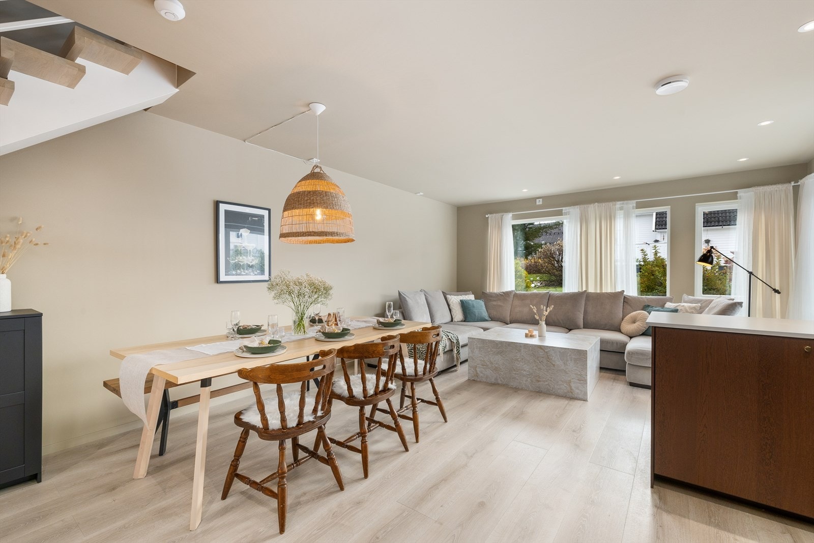 Den åpne løsningen mellom stue og kjøkken gjør dette til et perfekt samlingspunkt for både hverdagsliv og sosiale sammenkomster. Her er det rom for å nyte gode måltider, hyggelige stunder og avslappende dager i lyse og trivelige omgivelser. Galleribilde