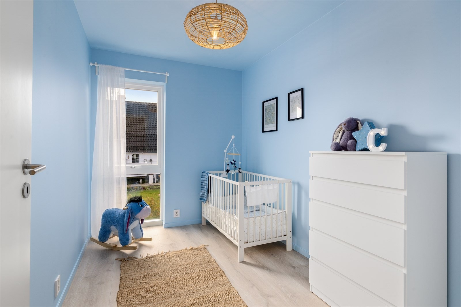 Barnerommet er lyst og koselig, med plass til både lek, læring og hvile. Galleribilde