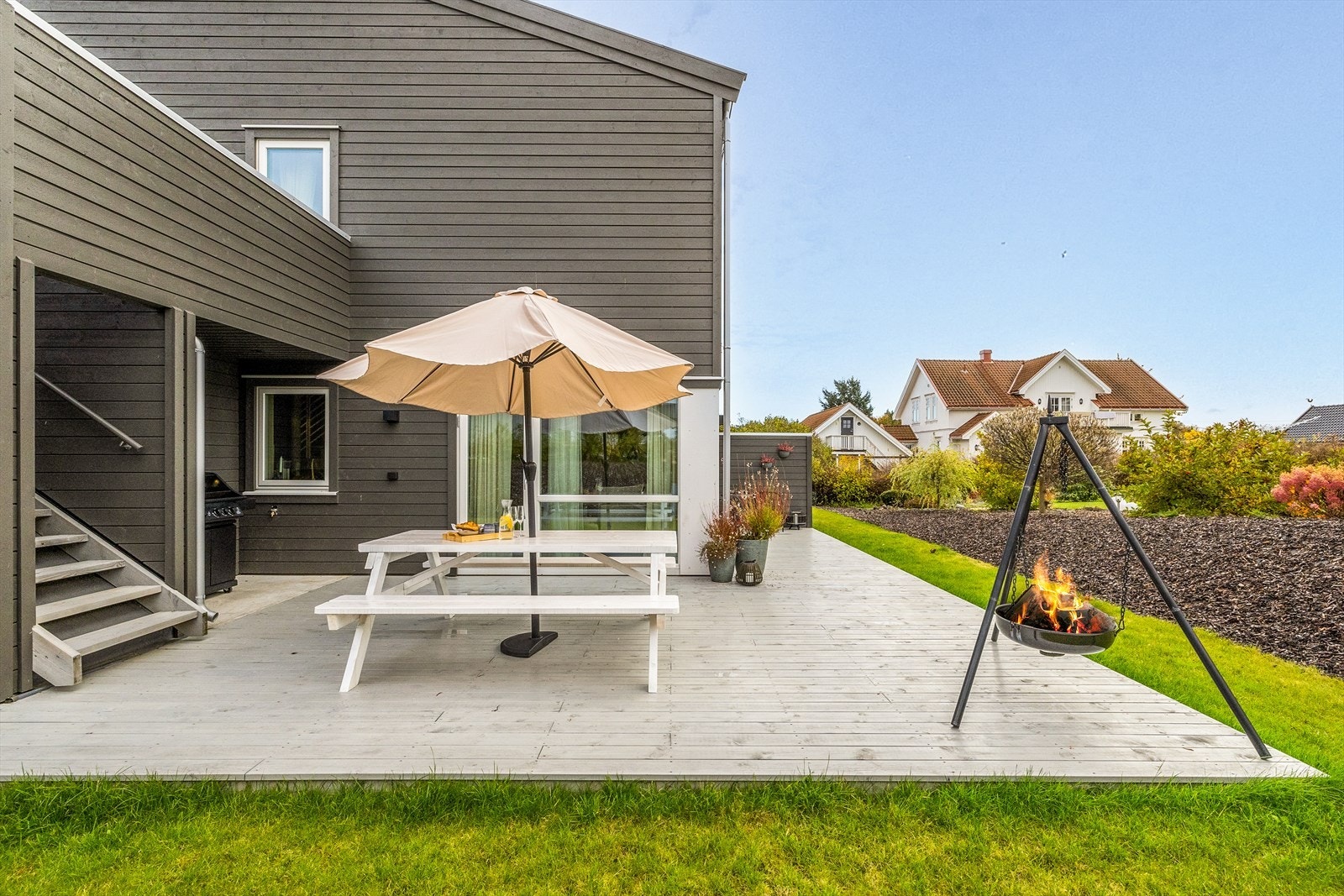 Den romslige terrassen utenfor stuen byr på flotte solforhold og er et perfekt sted for avslapning og sosiale sammenkomster. Galleribilde