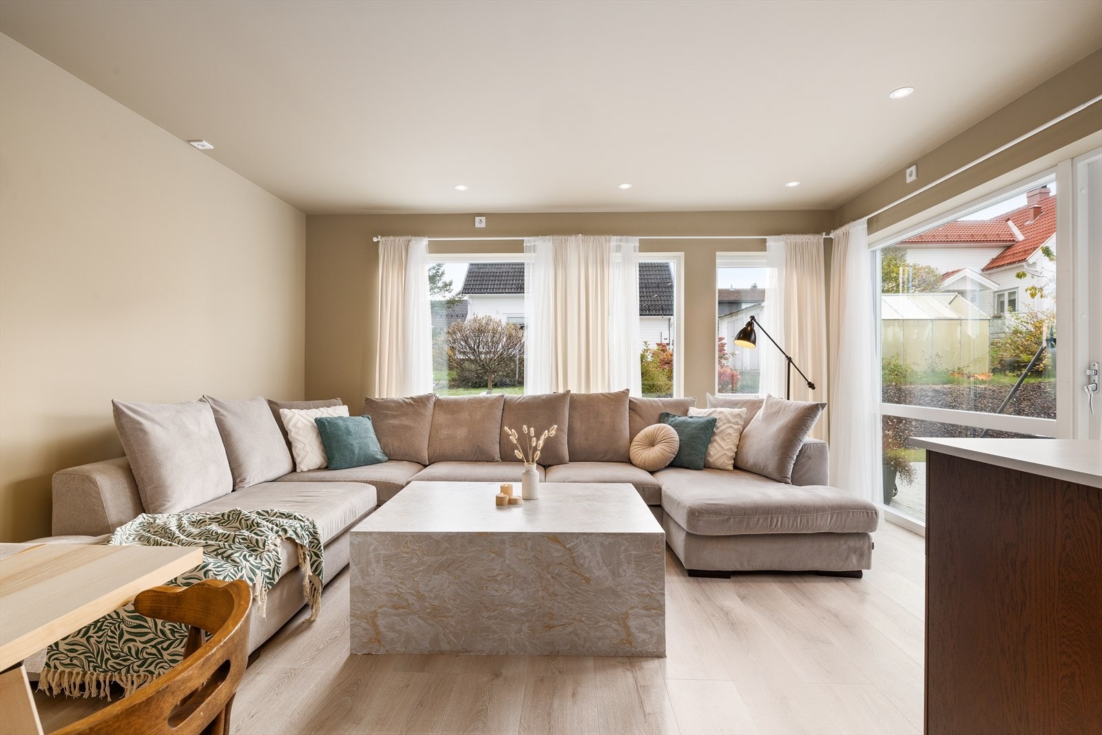 Sofaområdet er innbydende og gir mulighet for avslapning foran TV-en eller koselige kvelder med en god bok. Denne delingen gjør det enkelt å balansere det sosiale med det private, samtidig som rommet føles åpent og luftig. Galleribilde