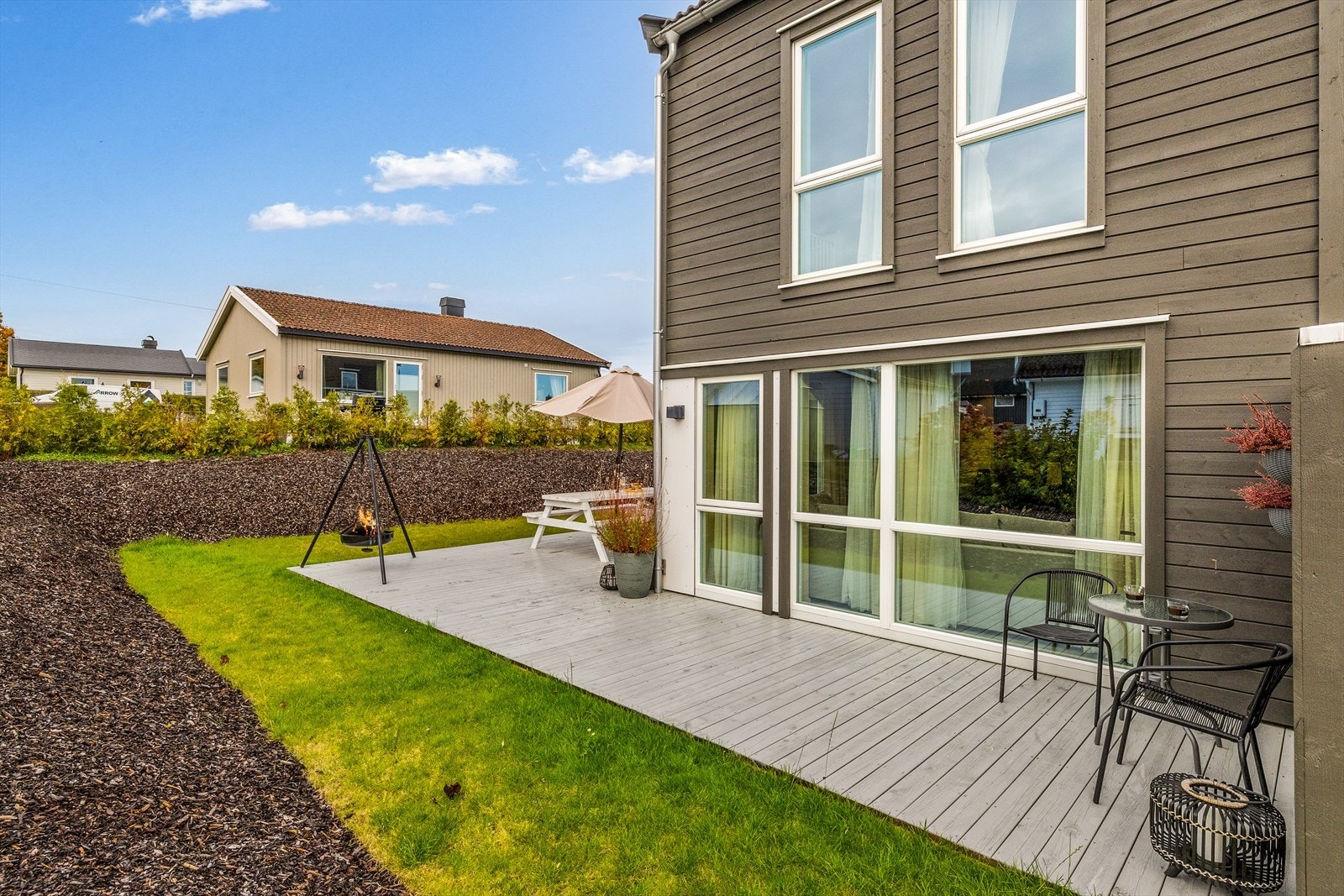 Livet utendørs nytes til fulle på terrasse utenfor stuen, med svært gode solforhold. Galleribilde