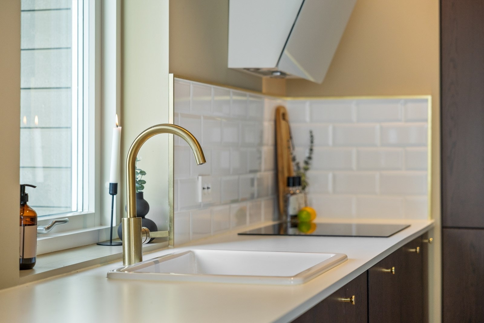 Den lekre kjøkkenkranen er et elegant blikkfang på kjøkkenet. Med sitt moderne design og funksjonelle utforming kombinerer den stil og praktisk bruk på en utmerket måte. Galleribilde