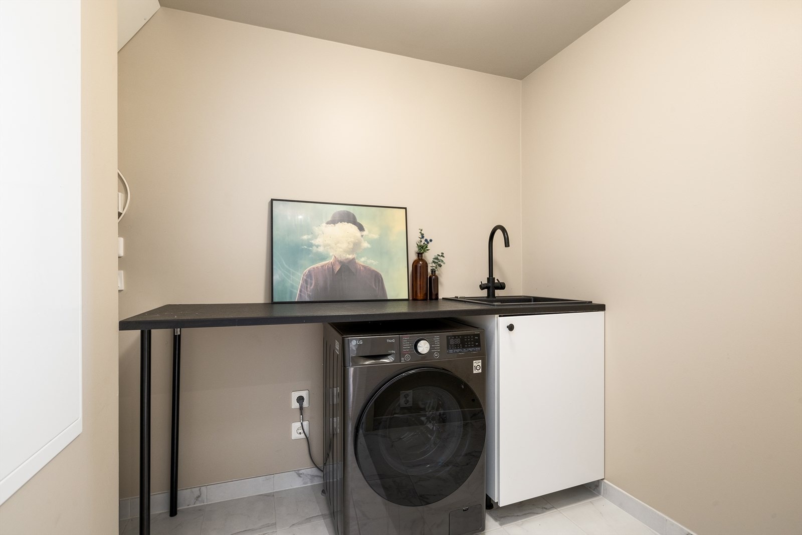 Teknisk rom har praktisk opplegg for vaskemaskin, som gjør klesvasken enkel og tilgjengelig. Rommet fungerer også som et teknisk senter for boligens øvrige installasjoner, noe som gjør vedlikeholdet enkelt og oversiktlig. Galleribilde