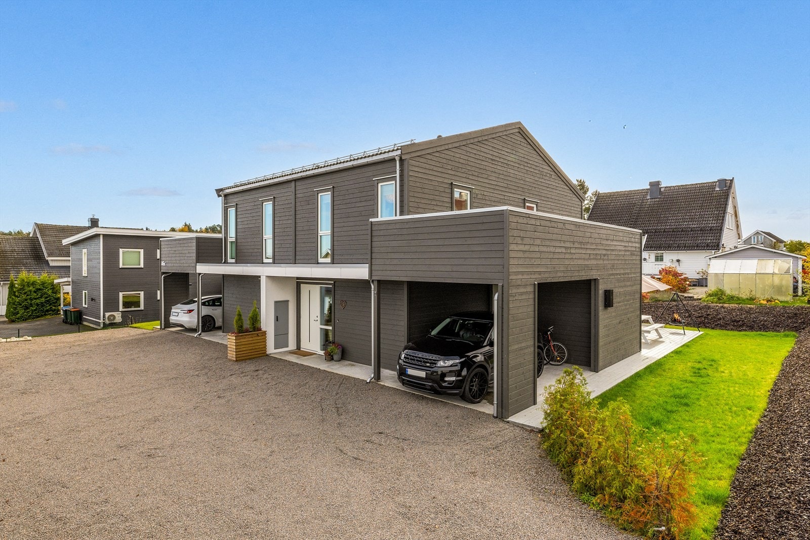 Parkering er praktisk løst med både carport og plass på egen gårdsplass. Galleribilde