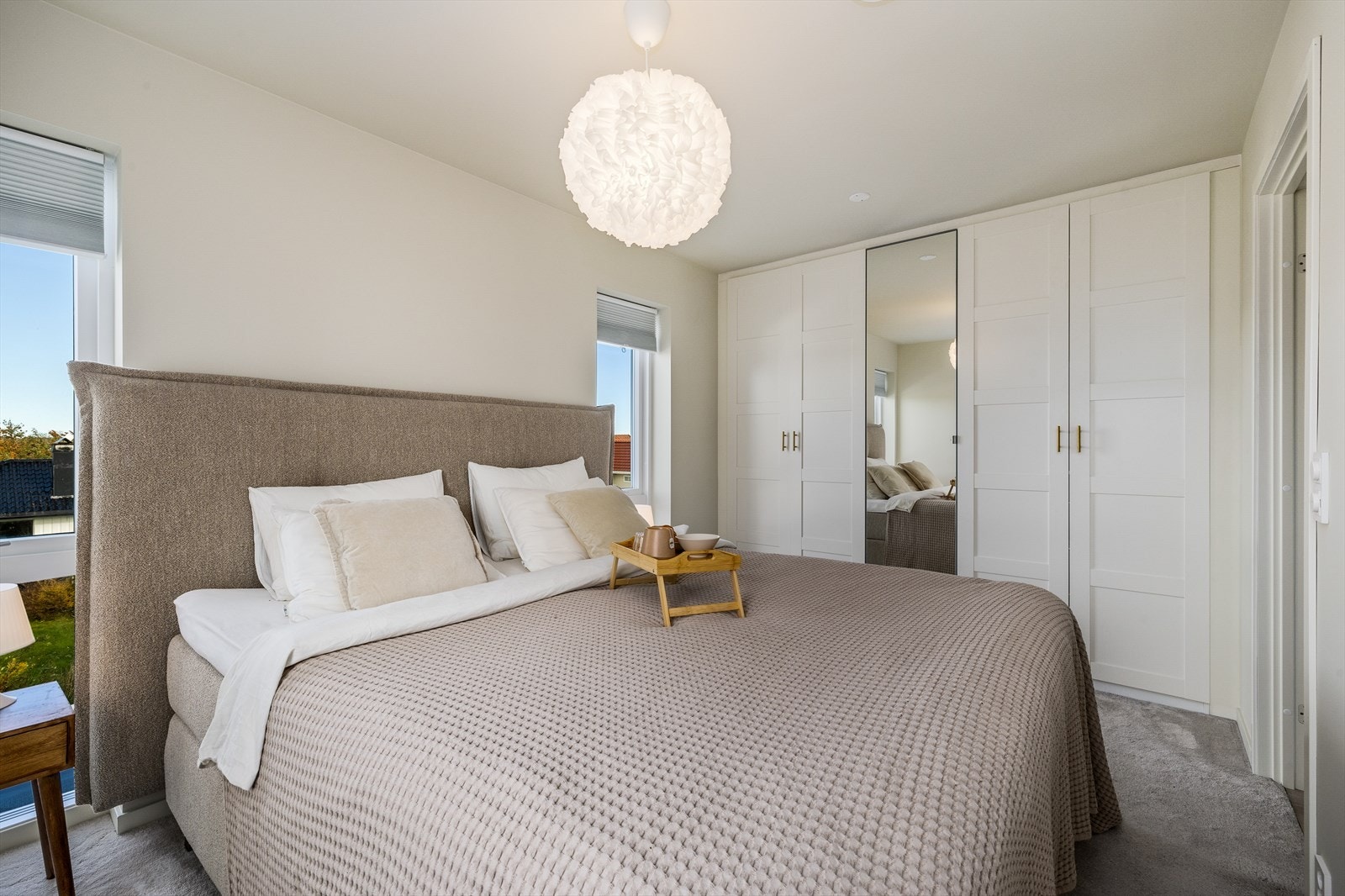 Store vindusflater slipper inn naturlig lys, noe som skaper en lys og behagelig stemning. Dette er et perfekt rom for avslapning og ro etter en lang dag. Galleribilde